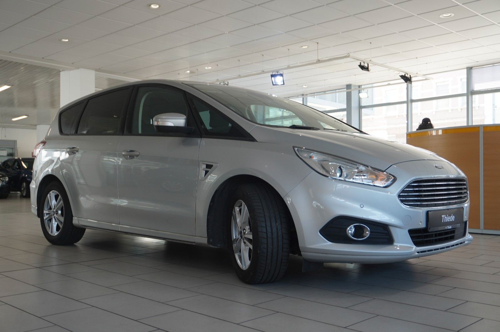 Fahrzeugabbildung Ford S-Max 2.0D BUSINESS 4X4 7-SITZE NAVI/SH/PDC/TEMP