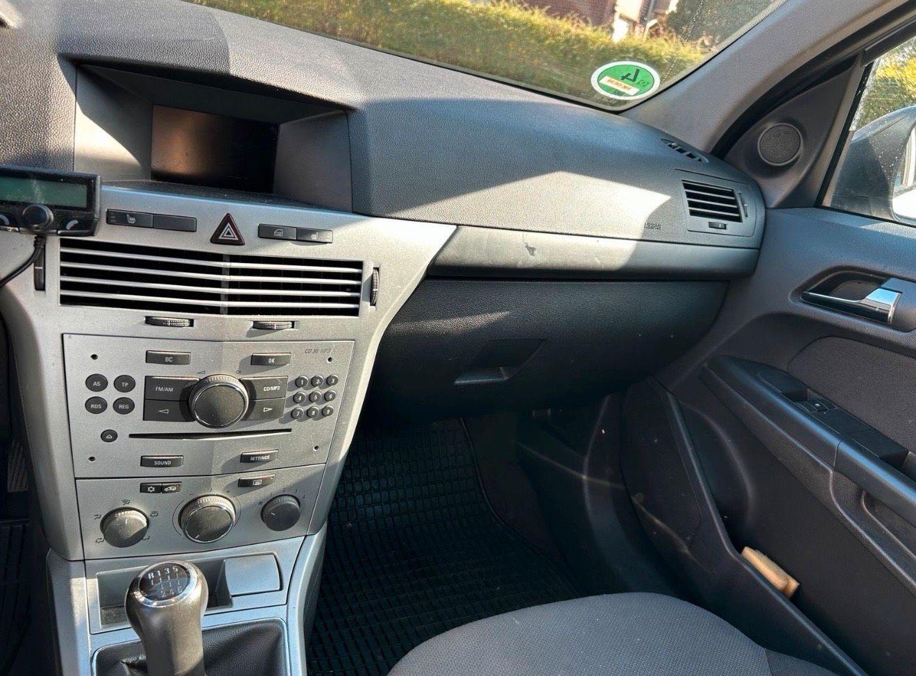 Opel Astra 2010 — photo 6