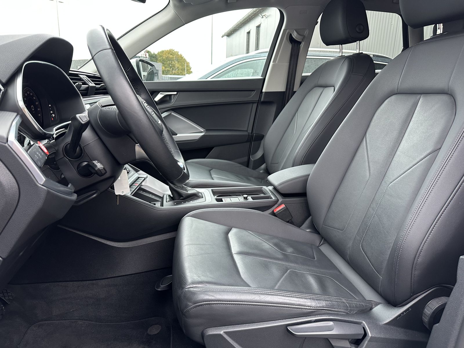 Fahrzeugabbildung Audi Q3 45 TFSI e S-Line NAV+LED+VCOCK+DAB+SHZ+1HD+PP