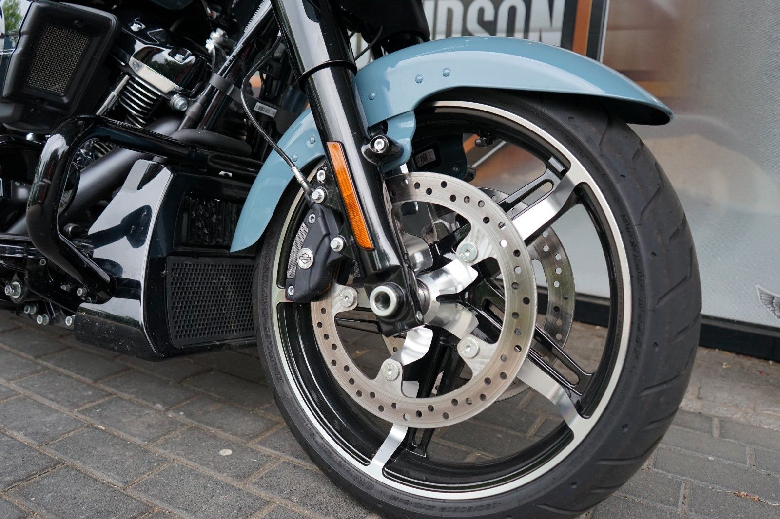 Fahrzeugabbildung Harley-Davidson Street Glide FLHX Black Finish mit Sissy Bar