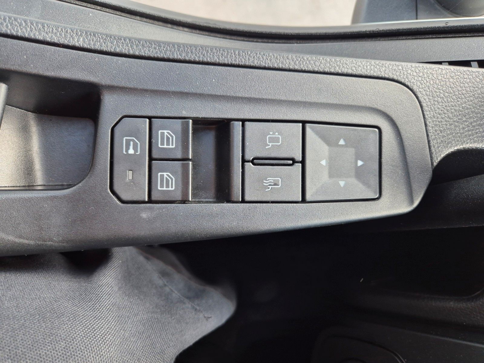 Fahrzeugabbildung Iveco AD190S40/FP Lamberet Mitsubishi LBW Tür AHK