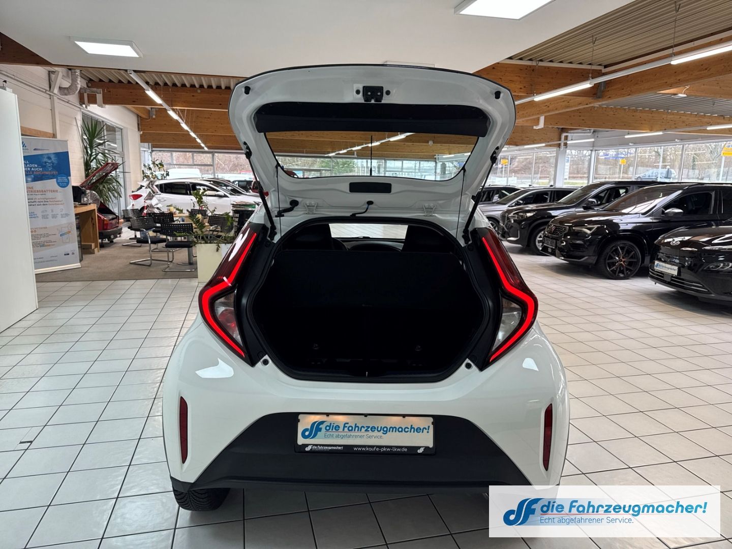 Fahrzeugabbildung Toyota Aygo X Play Apple CarPlay Android Auto Mehrzonen