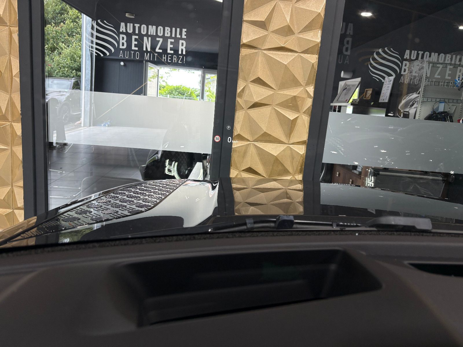 Fahrzeugabbildung Land Rover Defender 110 V8/PANO/ACC/HEAD-UP/360°/APPLE/AMBI