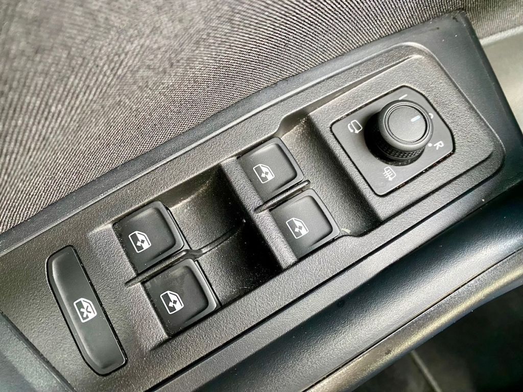 Fahrzeugabbildung Volkswagen T-Roc 1.0 AAC KLIMAAUT SHZ NAVI CARPLAY GJR