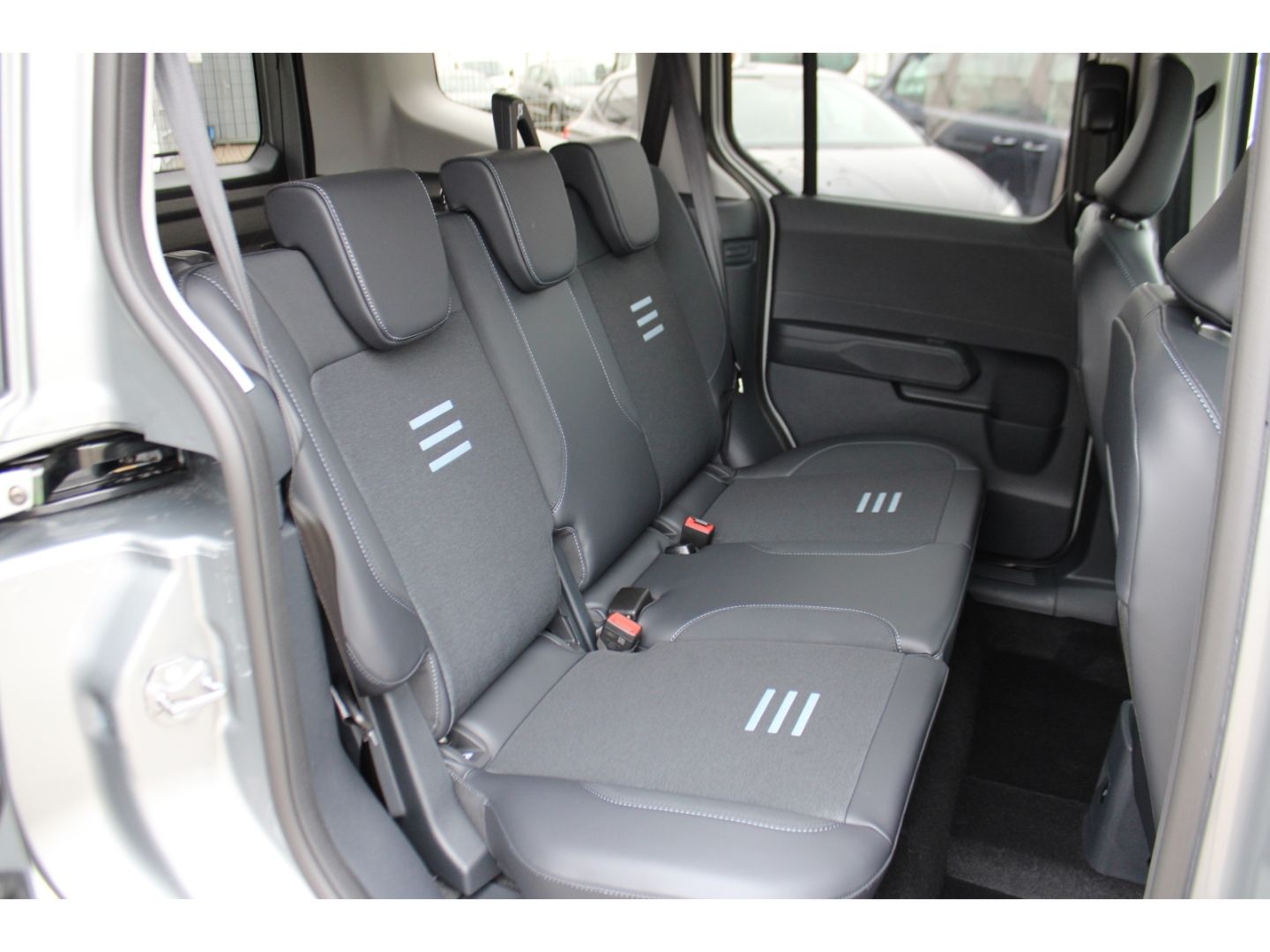FORD Tourneo Courier 1.0 EcoBoost Active ACC TWA Navi - Image 10