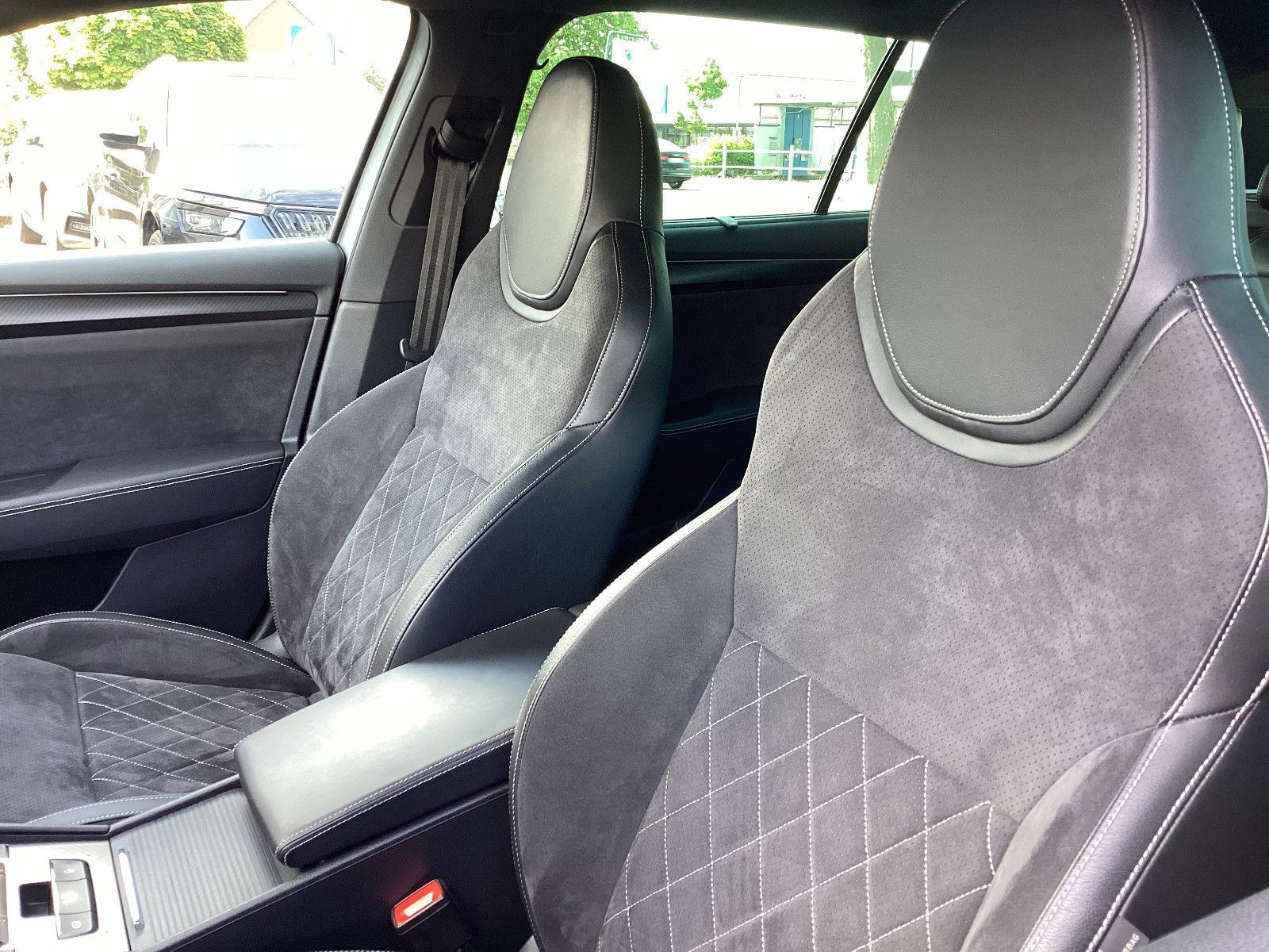 Fahrzeugabbildung SKODA Superb Combi Sportline 1.5 TSI Navi AHK ACC
