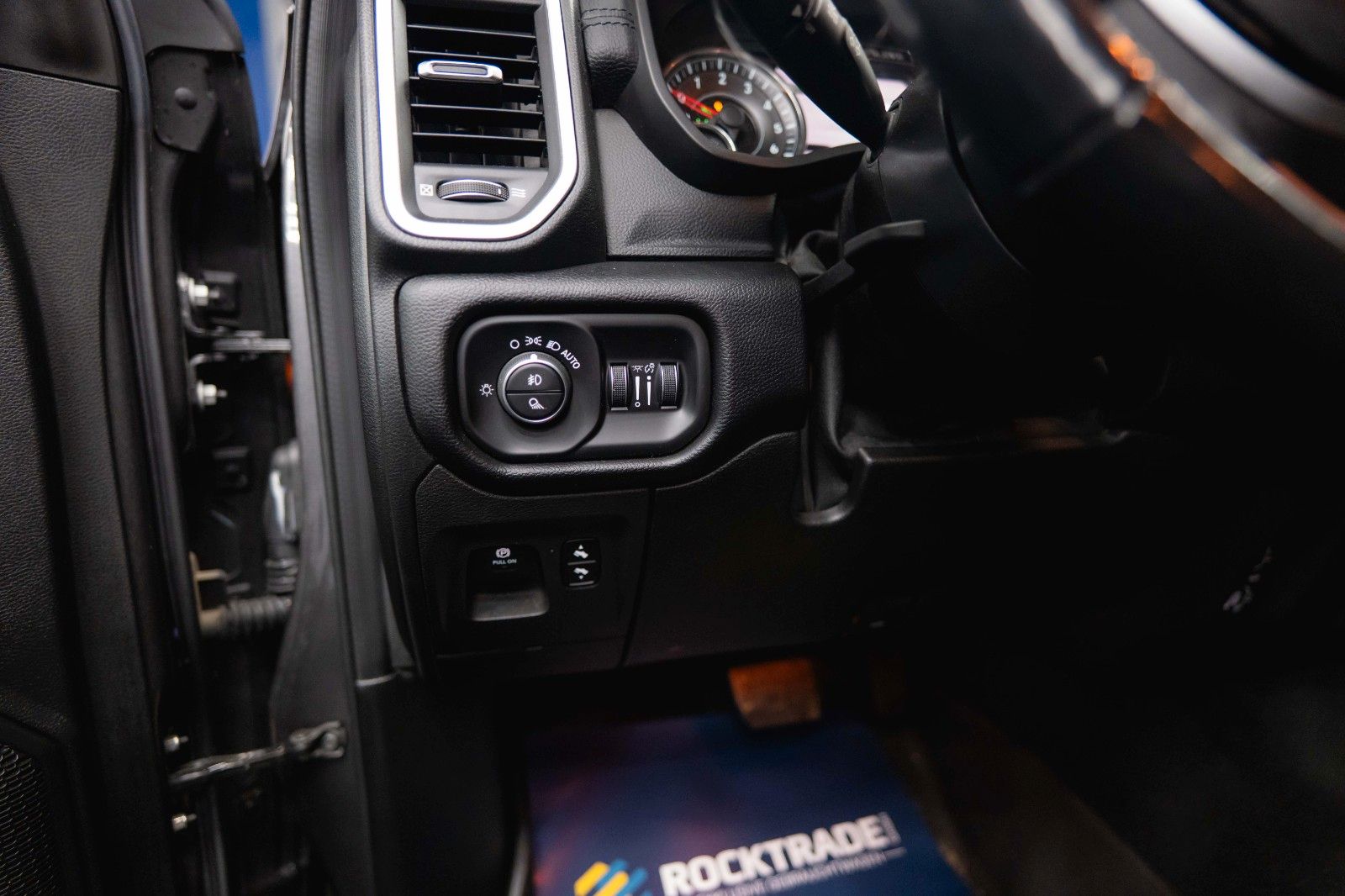 Fahrzeugabbildung Dodge RAM 5.7 V8 HEMI 4x4 OFFROAD Night-Paket *LED*