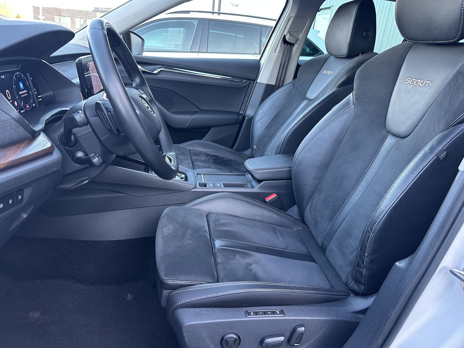 Fahrzeugabbildung SKODA Octavia Combi Scout 4x4 NAV+LED+AHK+HEAD-UP+18ZO