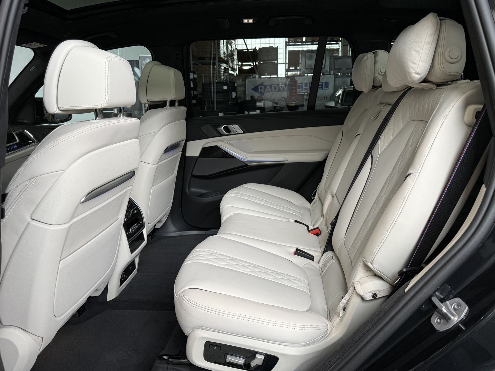Fahrzeugeinzelansicht 13 Fahrzeugabbildung BMW X7 M60i |Sitzbelüftung |AHK |Panorama Glasdach