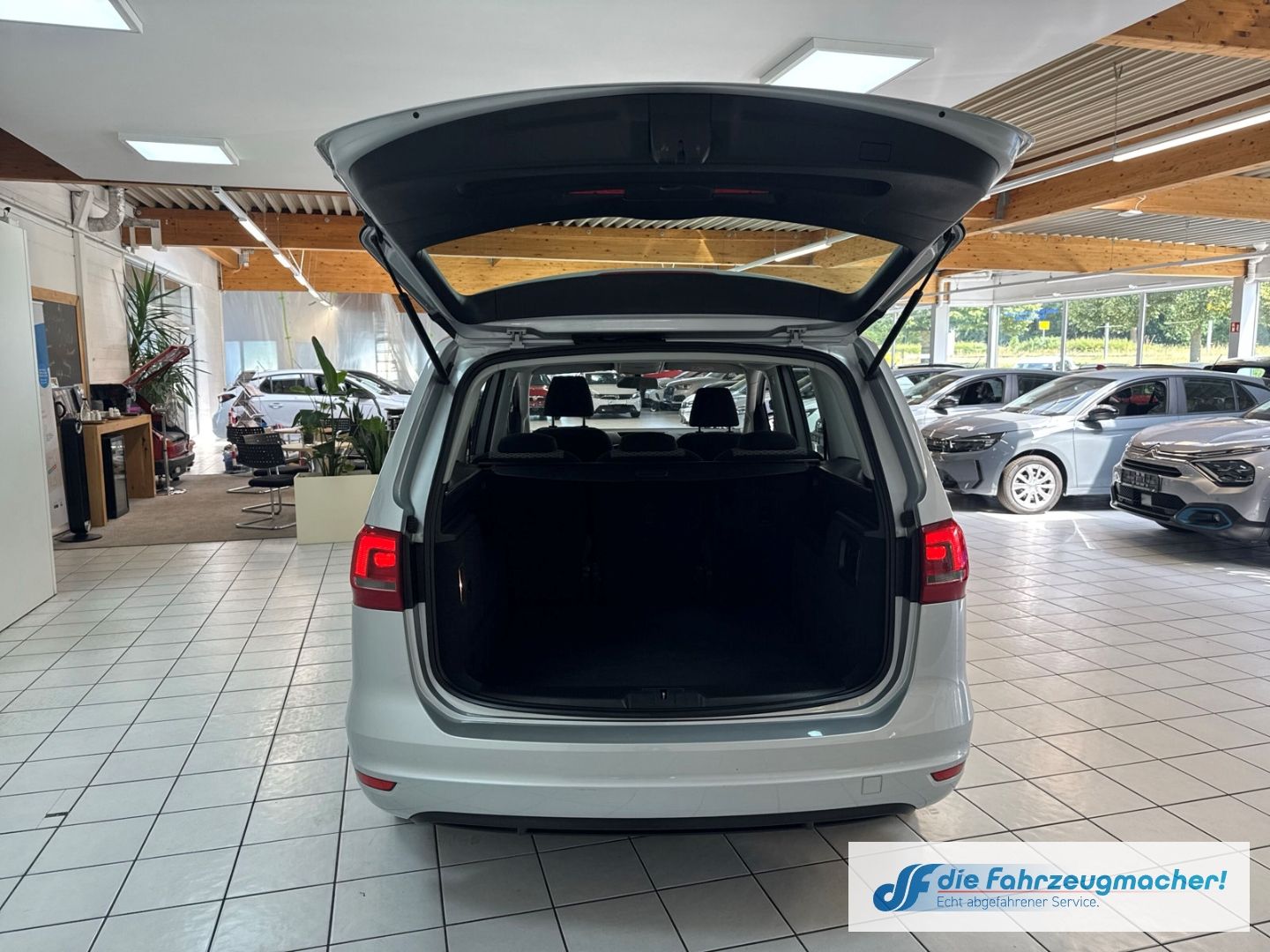 Fahrzeugabbildung Volkswagen Sharan Trendline BMT Dyn. Kurvenlicht Mehrzonenk