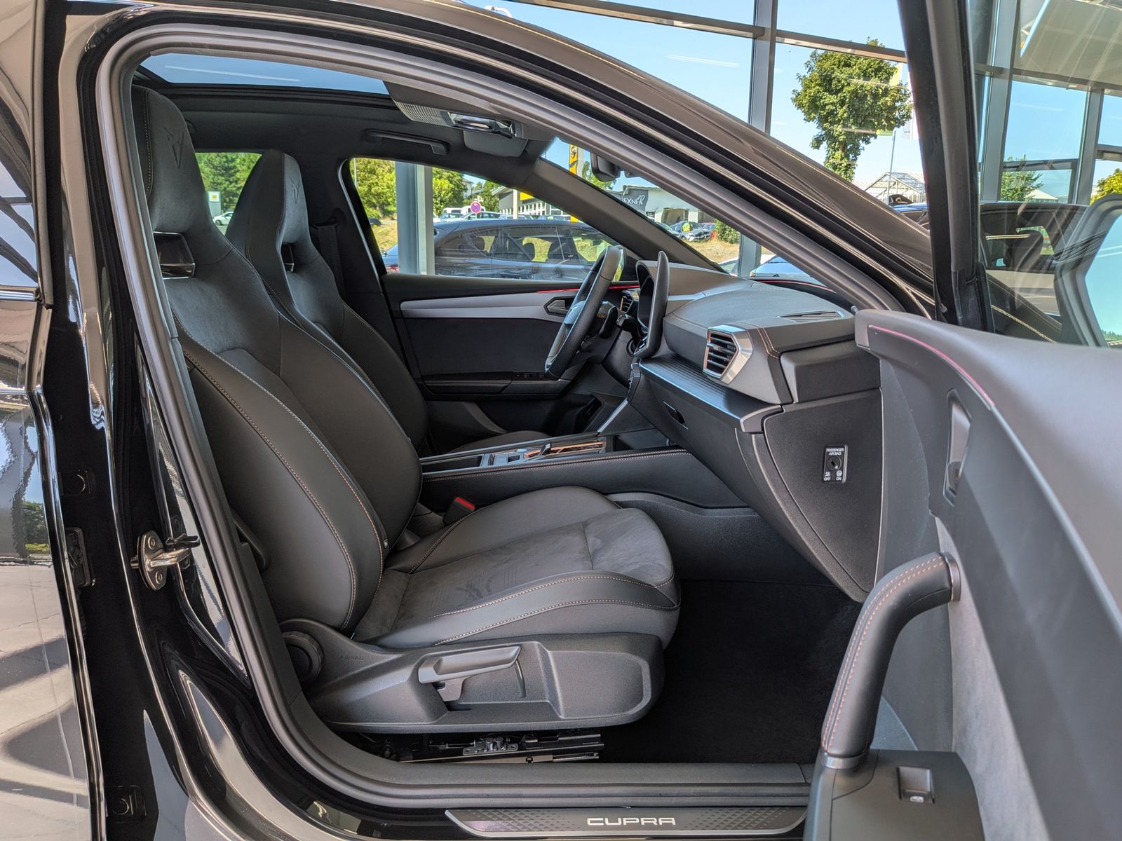 Fahrzeugabbildung CUPRA Leon 1.5 eTSI Dynamic-Edge-Paket Pano Cam AHK 18