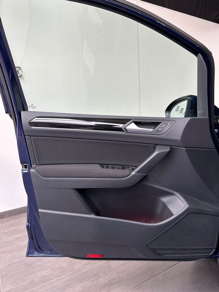 Fahrzeugabbildung Volkswagen Touran 7-Sitzer NAV+LED+ACC+KAMERA+PANO+STANDHZG