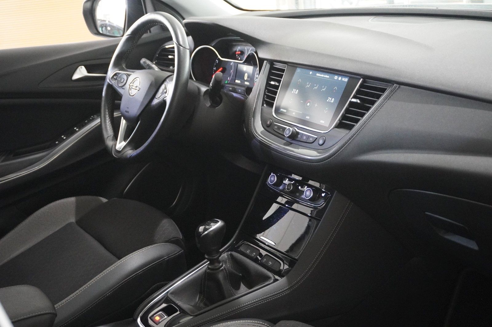 Fahrzeugabbildung Opel Grandland (X) 1.2T INNOV. NAVI/LED/KAMERA/PANO.