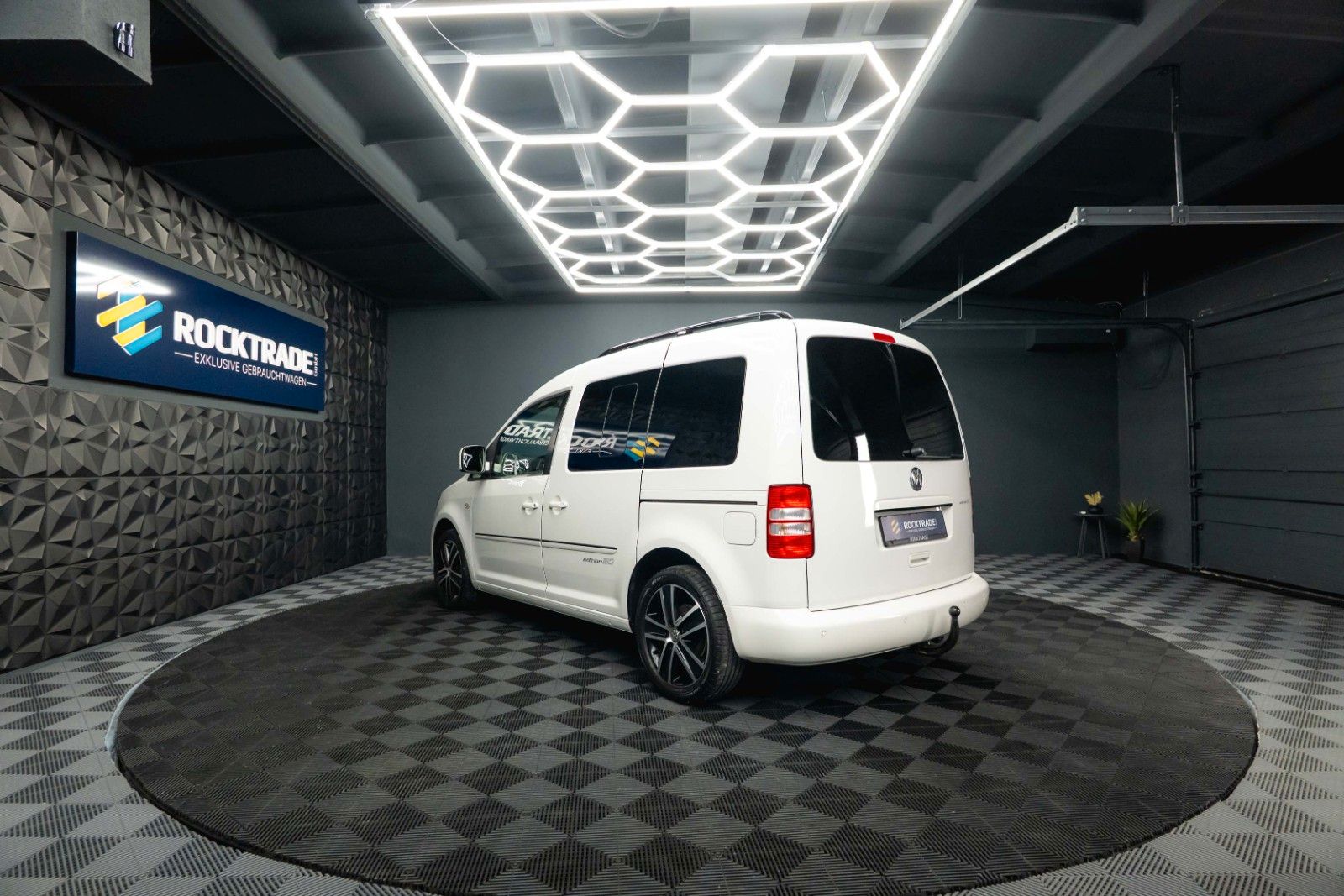 Fahrzeugabbildung Volkswagen Caddy 1.6 TDI DSG Edition 30 Sport | Alcantara