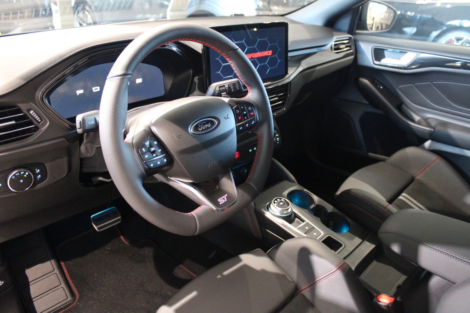 Fahrzeugabbildung Ford Focus ST X Aut. LED Panodach HUD B&O WinterPaket