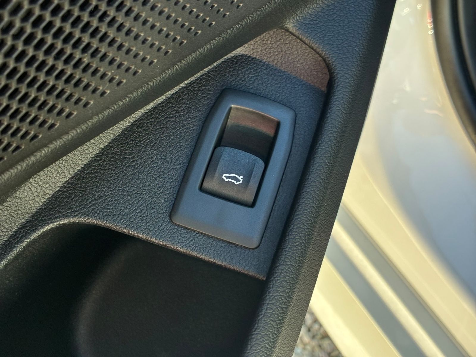BMW 320 320 d Touring Aut M Sportpaket*LED*HiFI*Kamera*, Ansicht 17