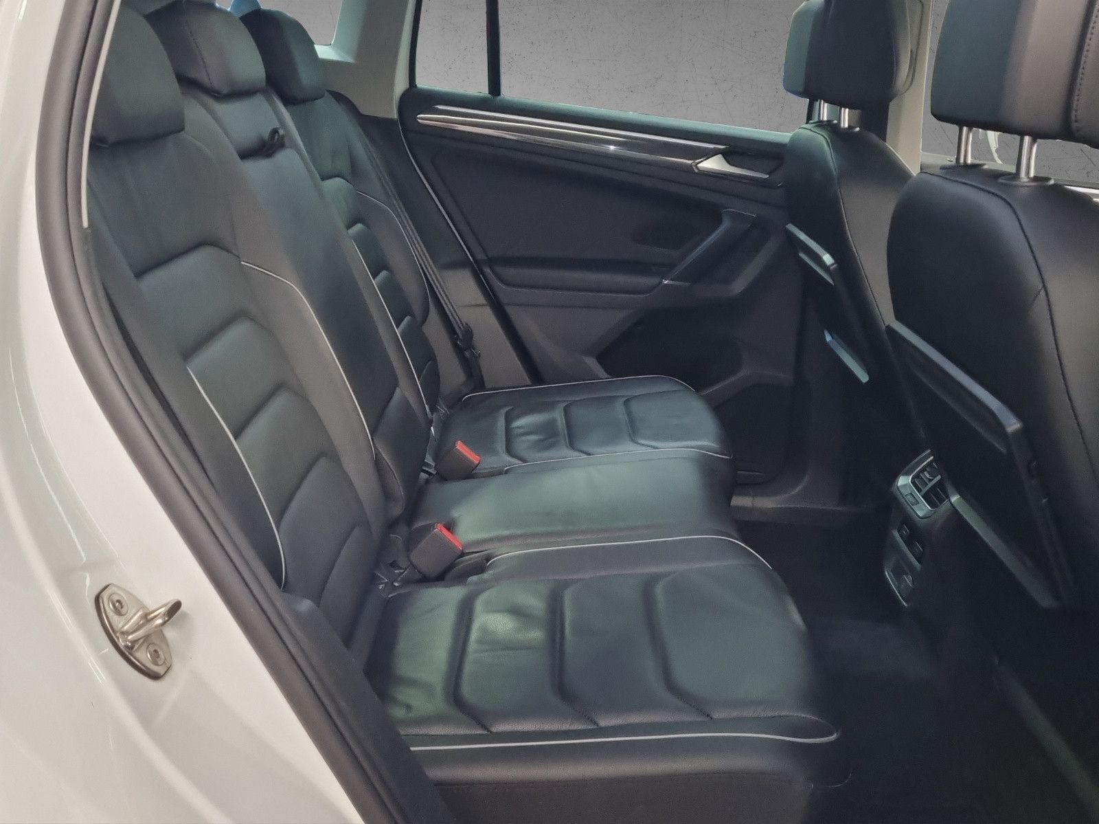 Fahrzeugabbildung Volkswagen Tiguan Highline 4Motion 2,0 TDI DSG R-Line Pano