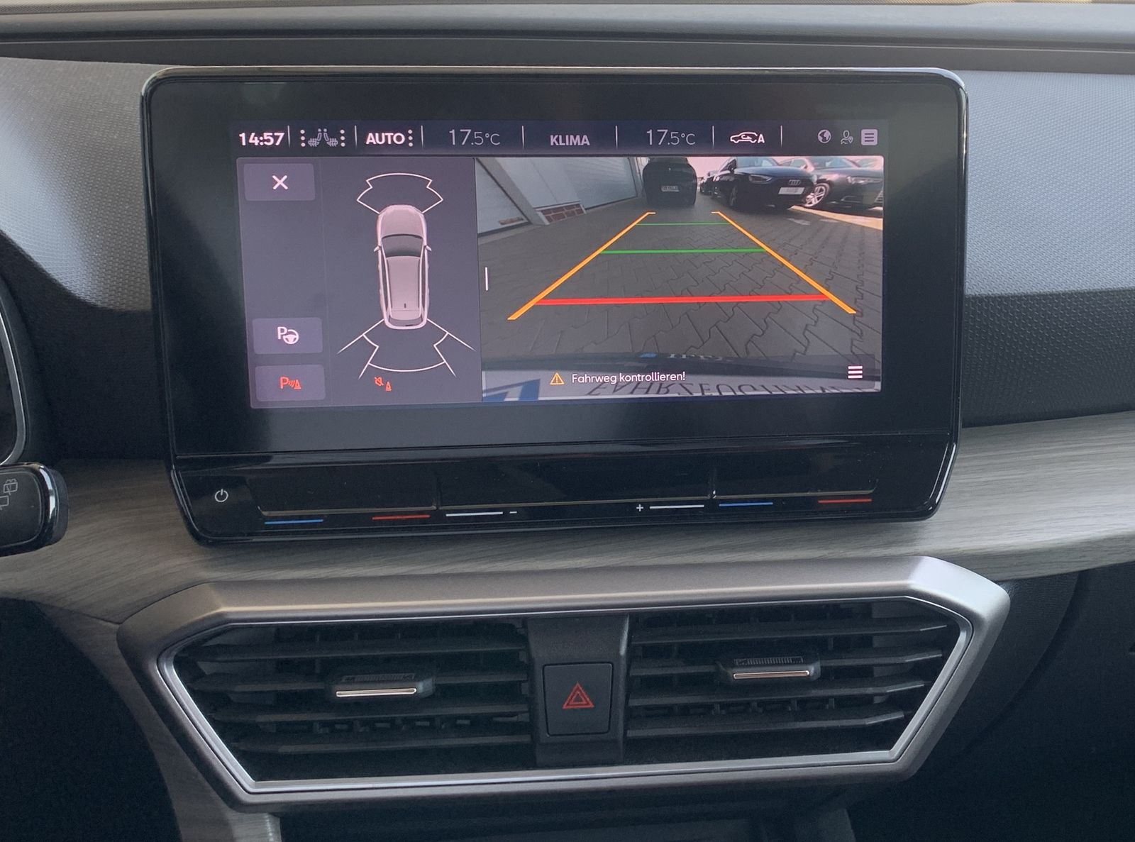 Fahrzeugabbildung SEAT Leon 2.0 TDI Xcellence*AHK*LED*Cam*VCOCK*Navi*
