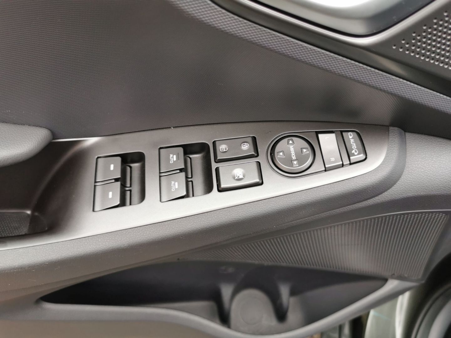 Fahrzeugabbildung Hyundai IONIQ Style Plug-In Hybrid 1.6 GDI EU6d Navi Sou