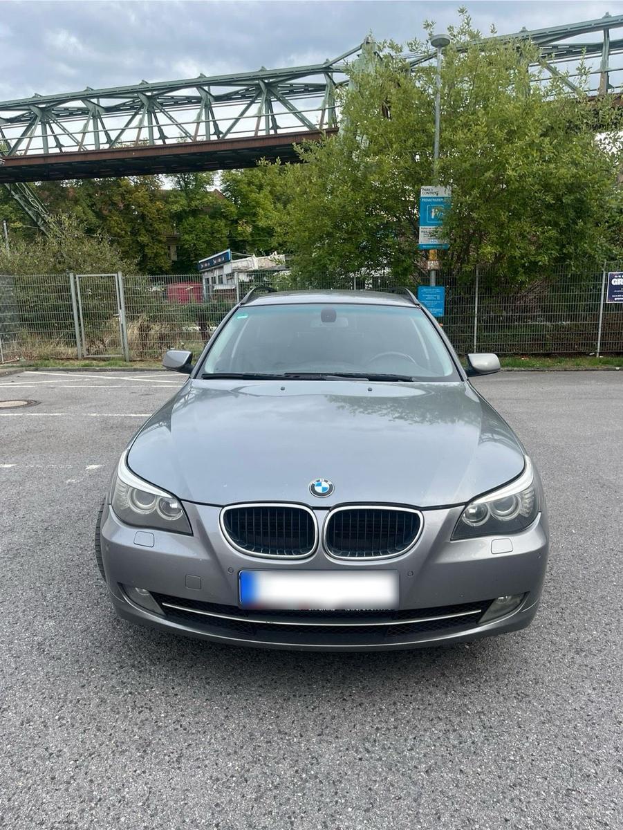 BMW 520 2009 — rear view