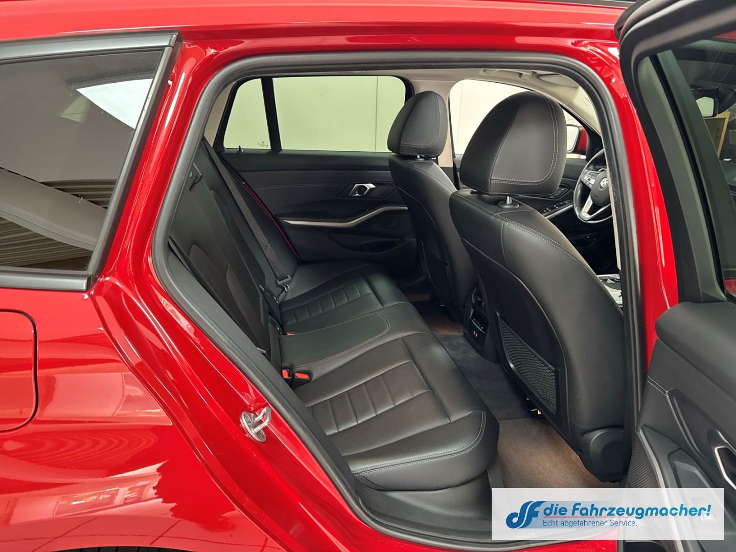 Fahrzeugabbildung BMW 330 e xDrive Advantage Touring Park-Assistent AH