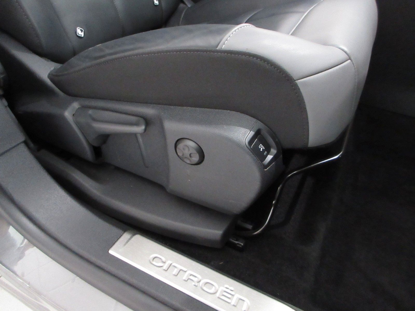 Fahrzeugabbildung Citroën C5 Aircross 1.2T LED/NAVI/SHZ/LEDER/R´CAM