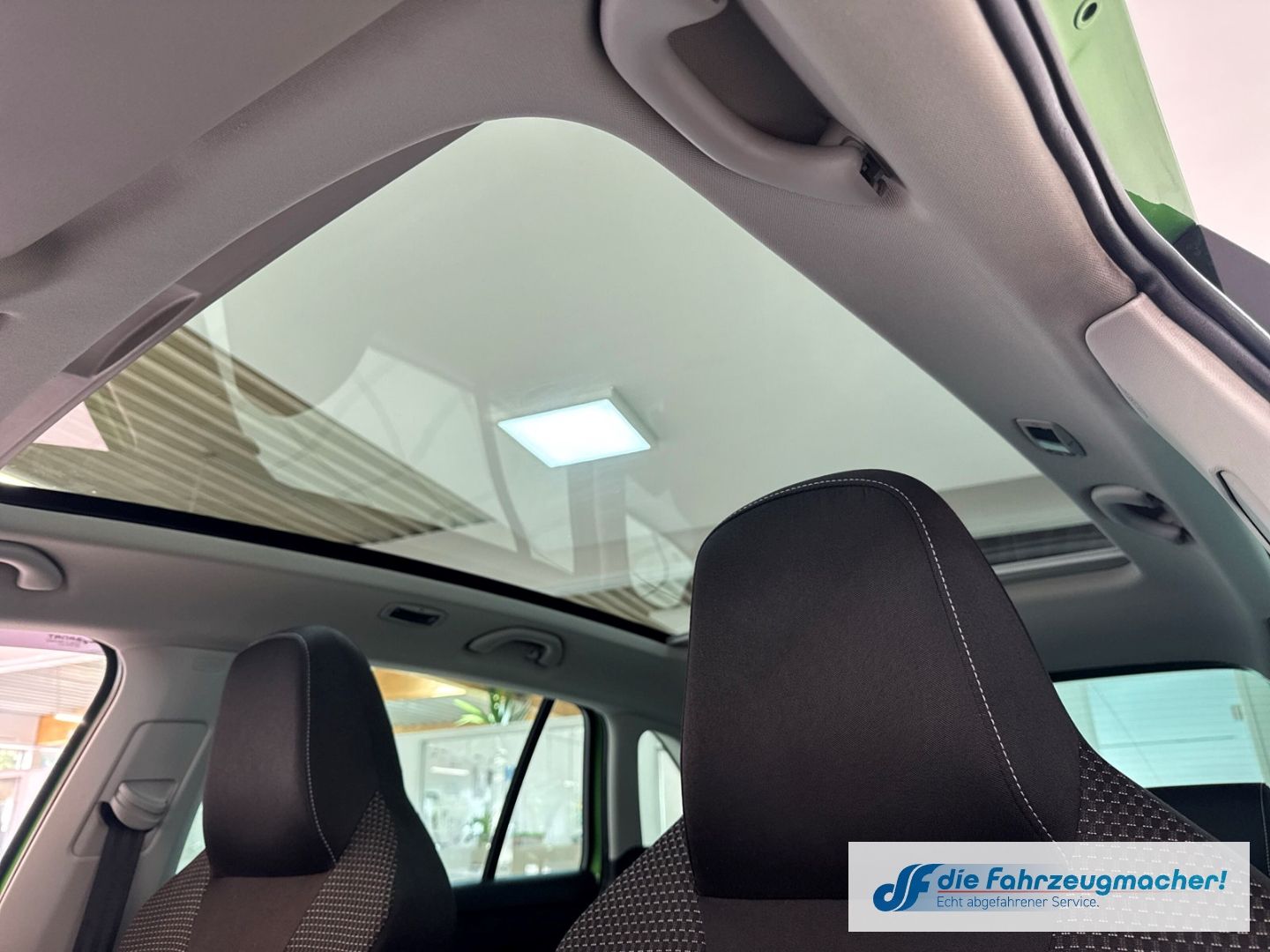 Fahrzeugabbildung SKODA Rapid Spaceback StylePlus 1.2 TSI Panorama Xenon