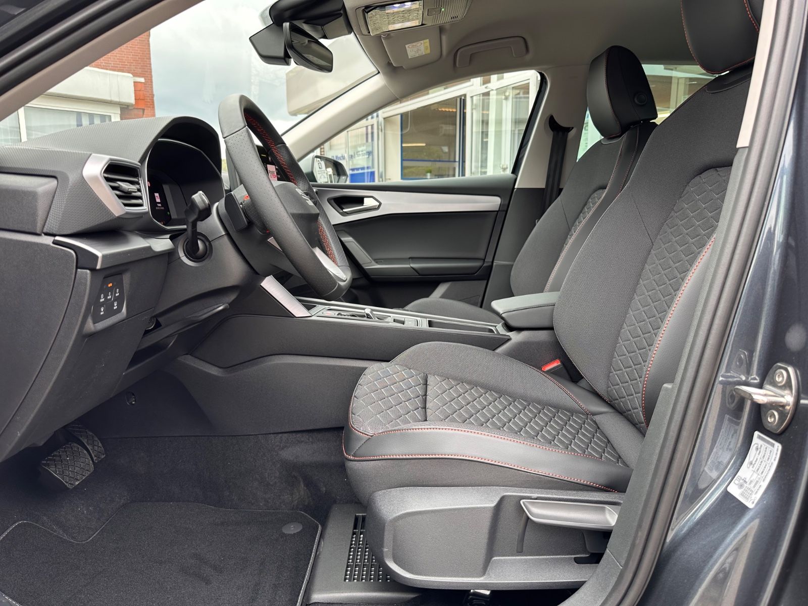 Fahrzeugabbildung SEAT Leon FR 1.5 eTSI LED/PDC/SHZG/RFK/APP