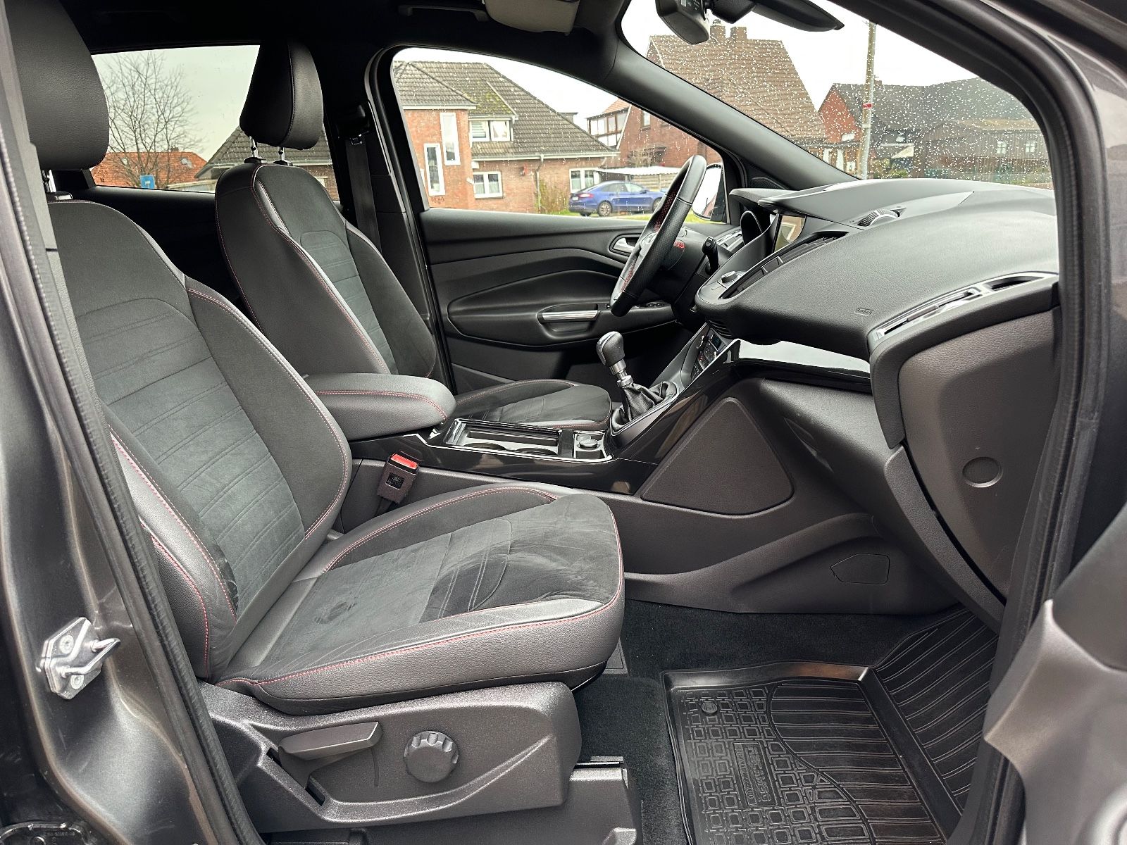 Fahrzeugabbildung Ford Kuga 1.5 EcoBoost ST-Line Navi/BiXenon/Sound/SHZ