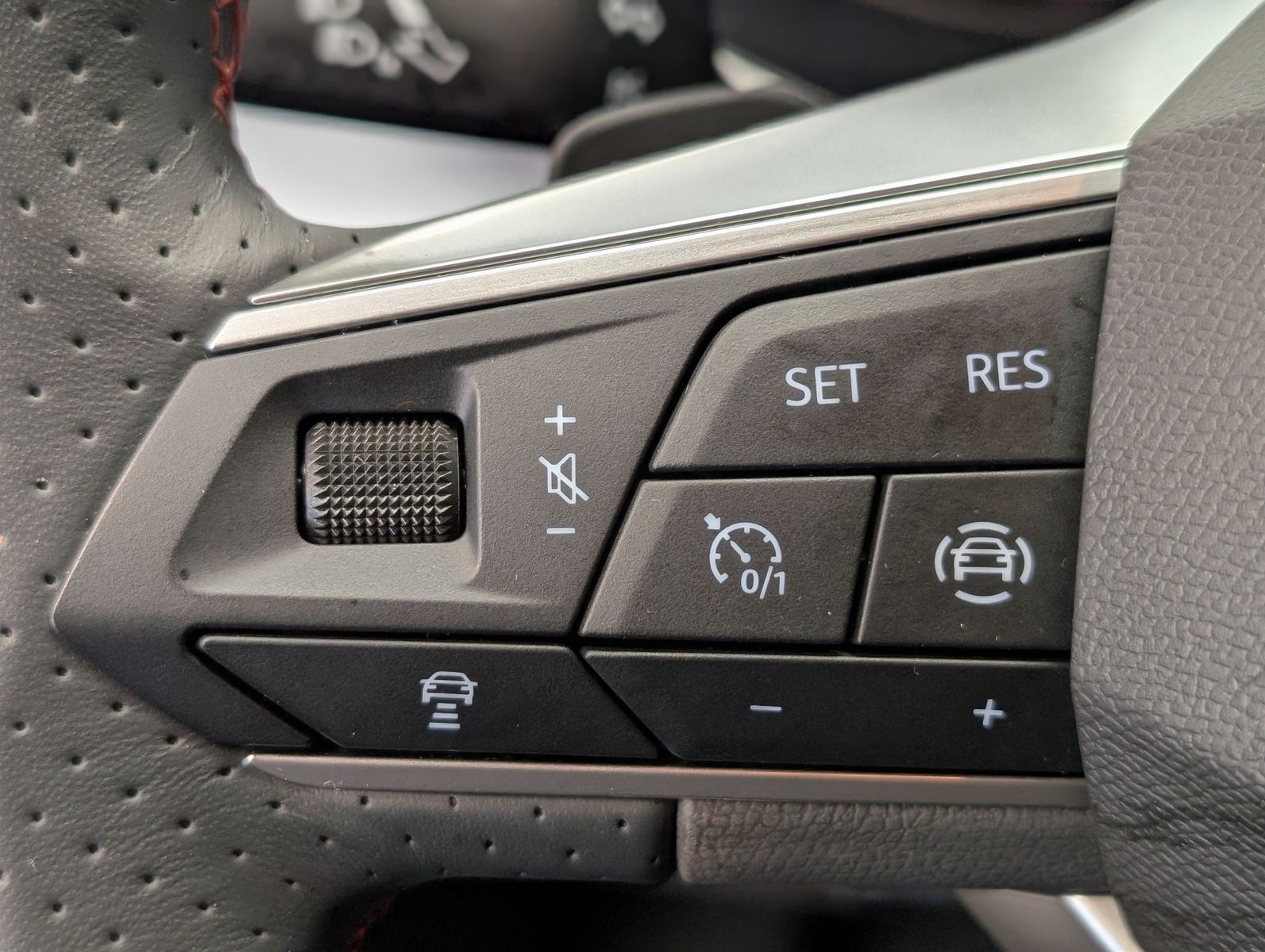 Fahrzeugabbildung SEAT Arona 1.5 TSI DSG FR LED ACC Cam Dinamica AHK 18