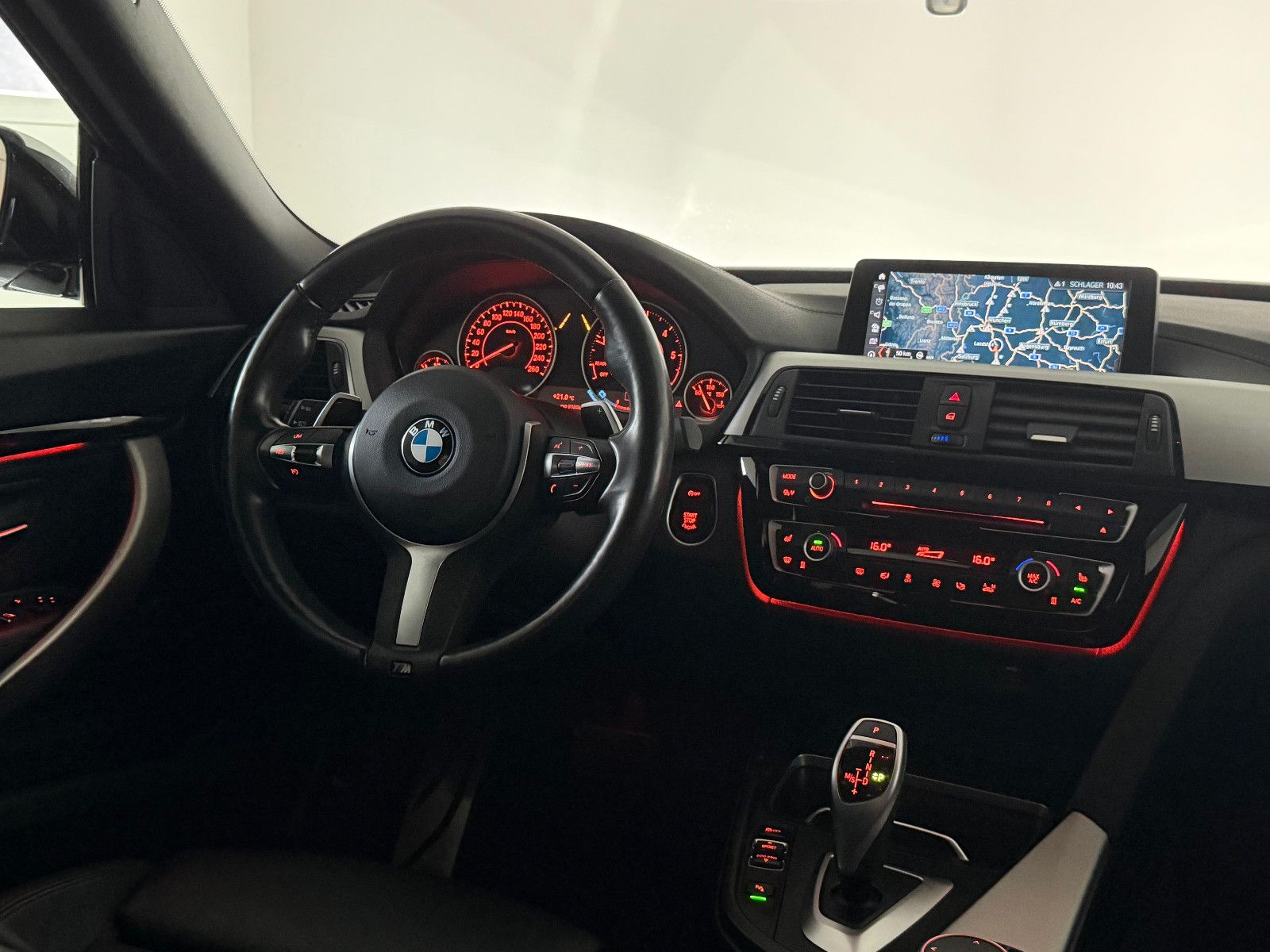 Fahrzeugabbildung BMW 320d xDrive GT M-SPORT/PANO/LEDER/HUD/AHK/AD LED