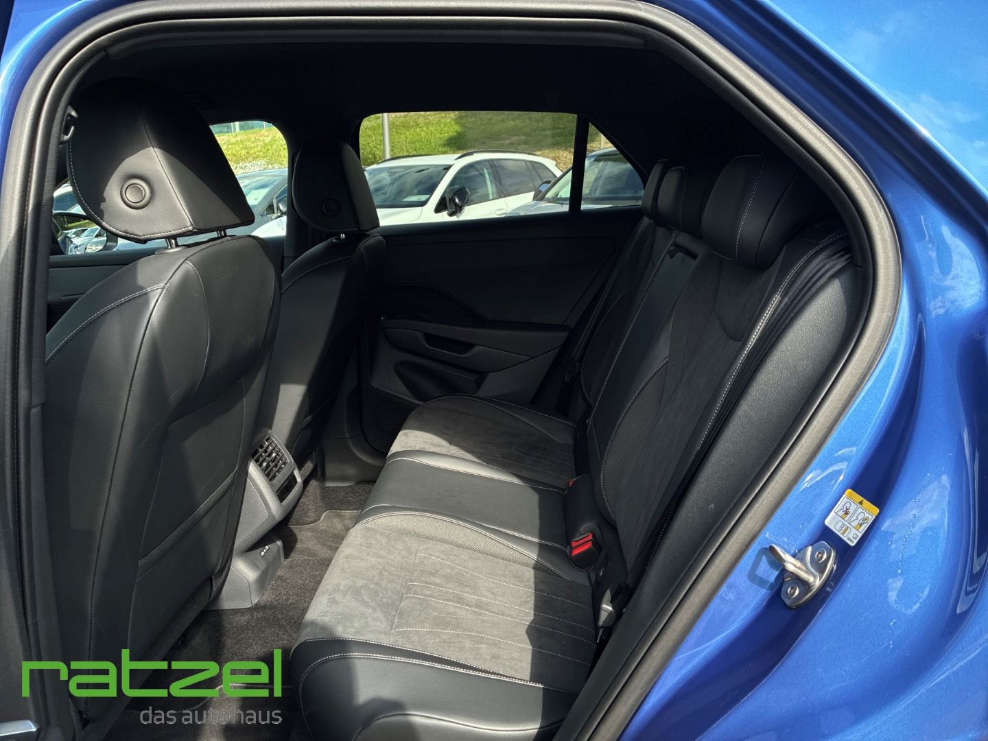 Fahrzeugabbildung Volkswagen T-Roc Style 1.5l eTSI DSG AHK+NAVI+IQ-Light