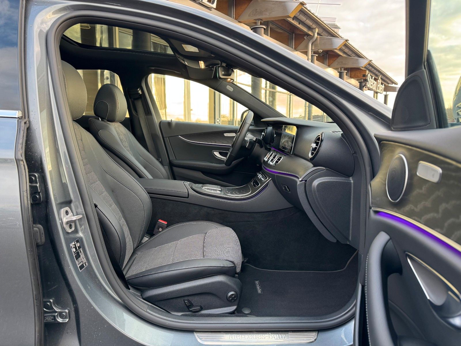 Fahrzeugabbildung Mercedes-Benz E 220d Avantgarde+Distr+Pano+AHK+MultiB+Ambiente