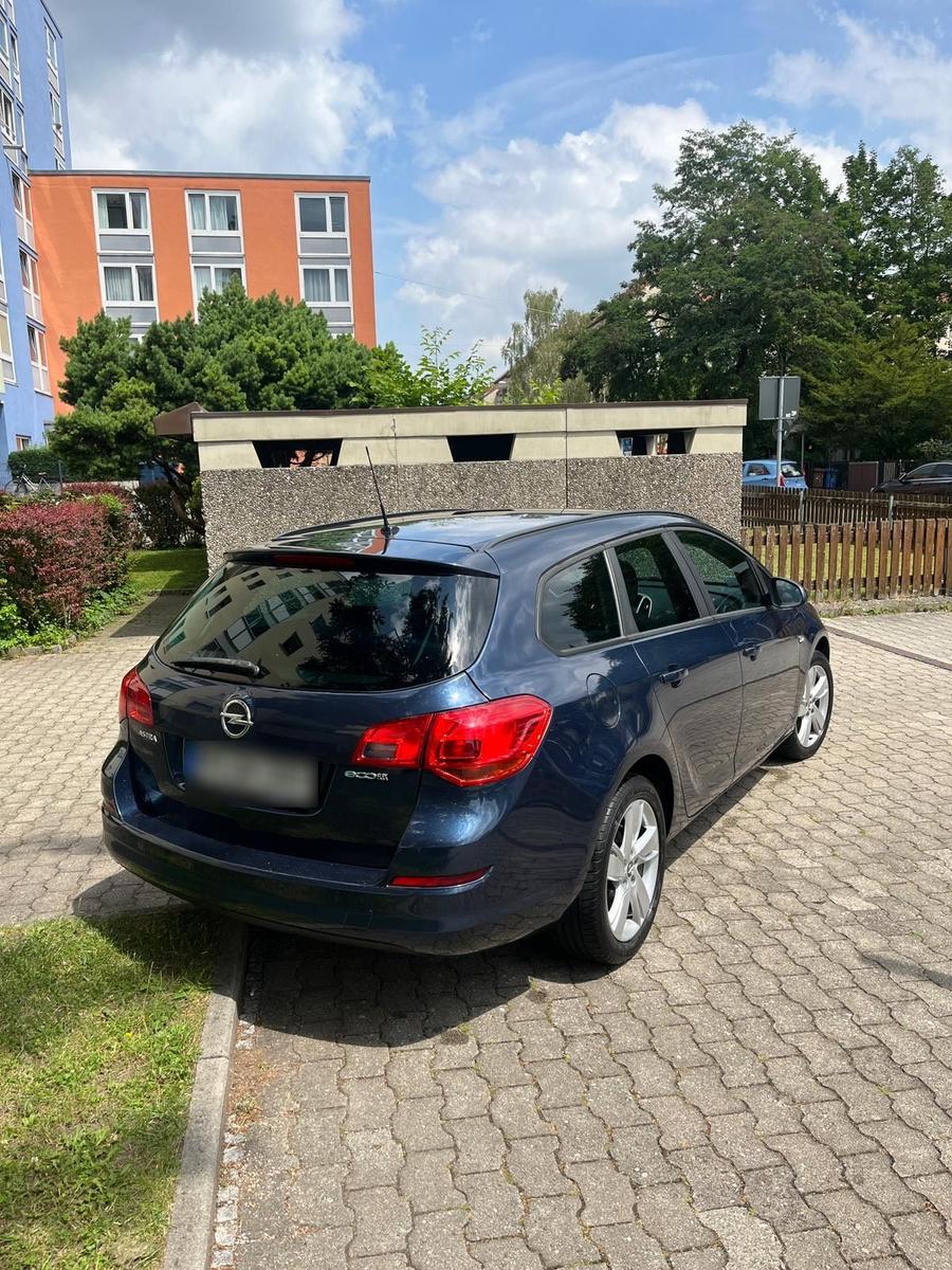 Opel Astra 2011 — photo 6