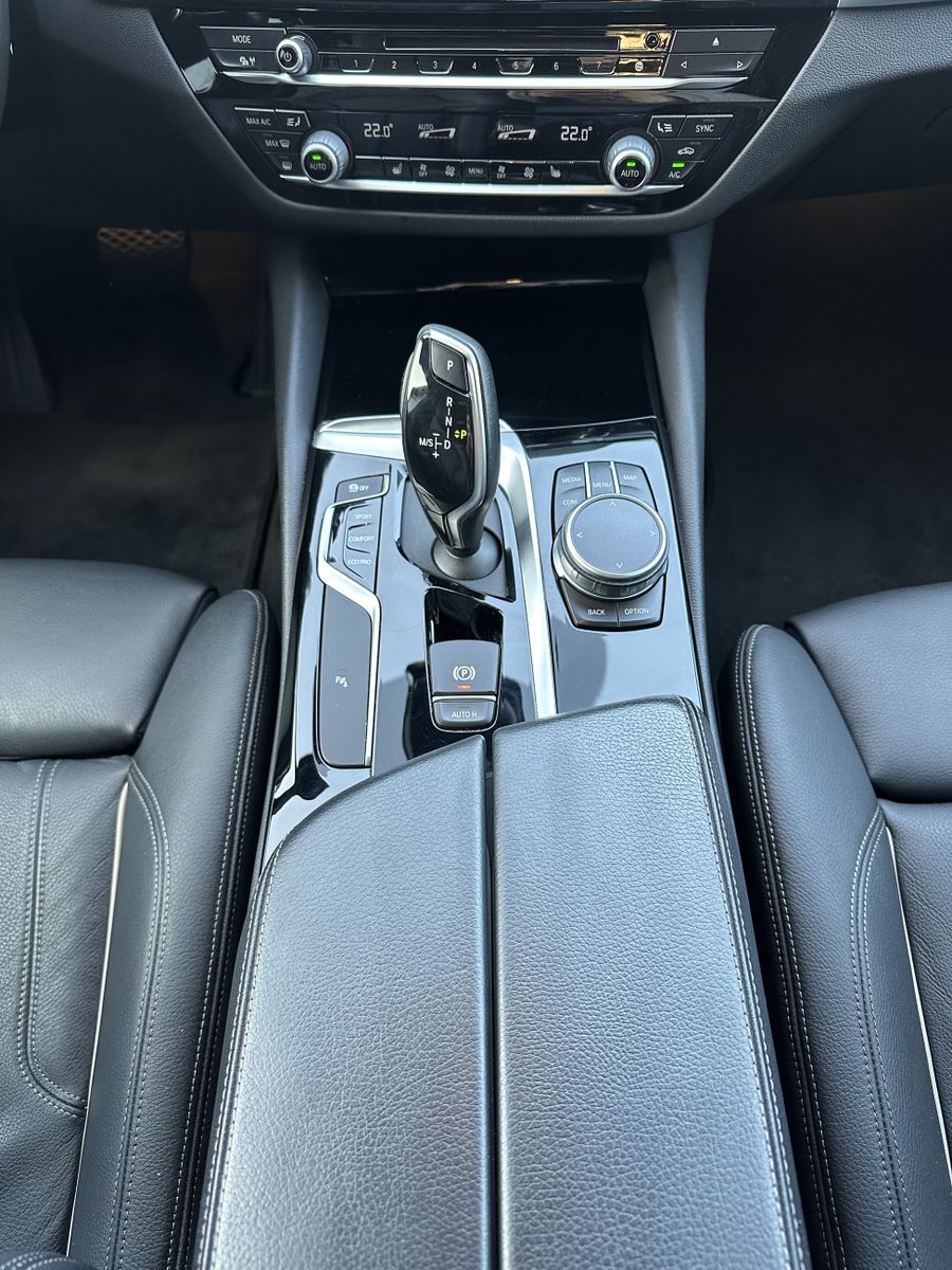 Fahrzeugabbildung BMW 530d Touring Sport-Line NAV+LED+19ZO+ACC+LC+H&K
