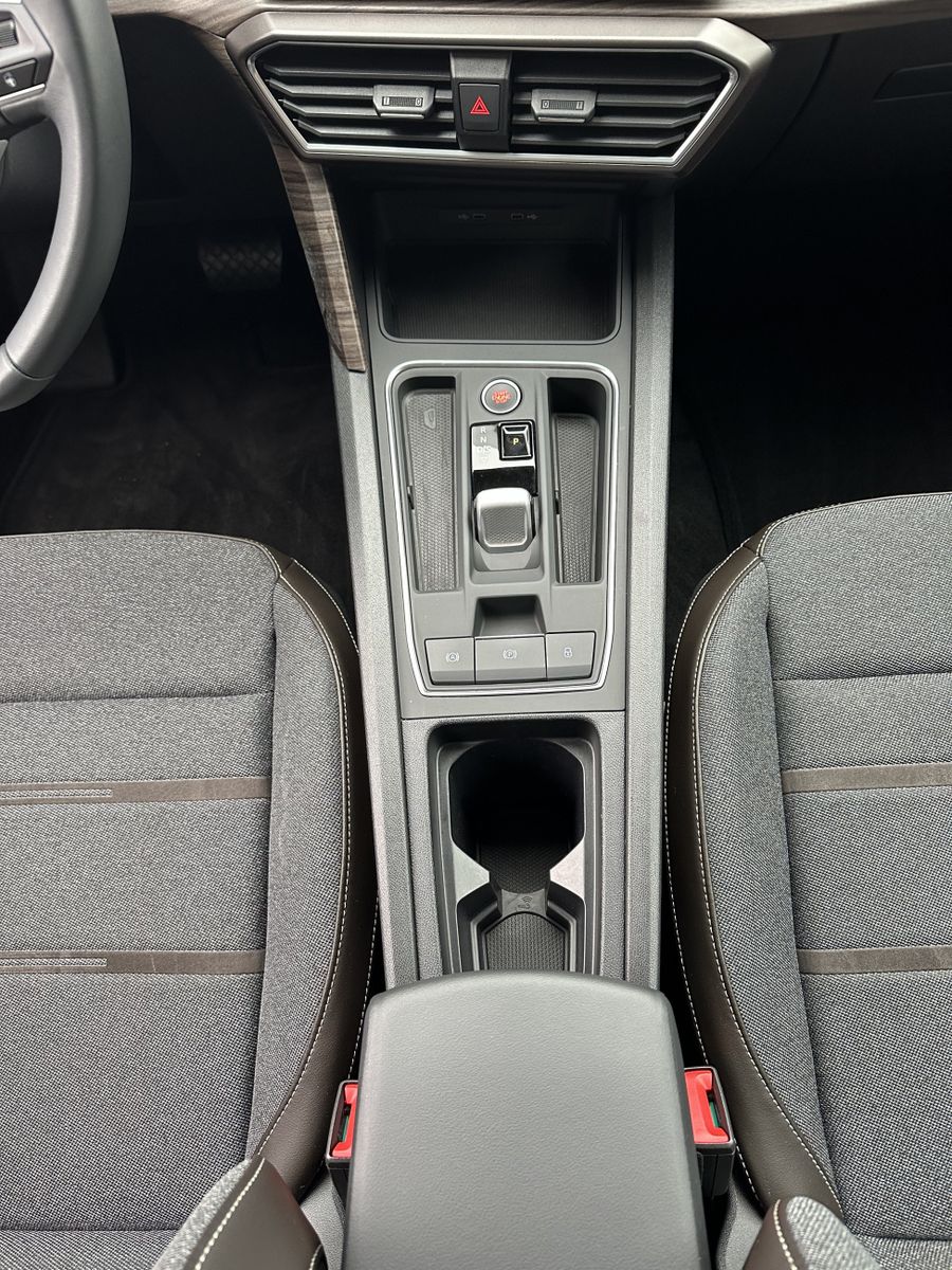 Fahrzeugabbildung SEAT Leon SpT 2.0 TDI DSG Xcellence NAV+LED+AHK+VCOCK