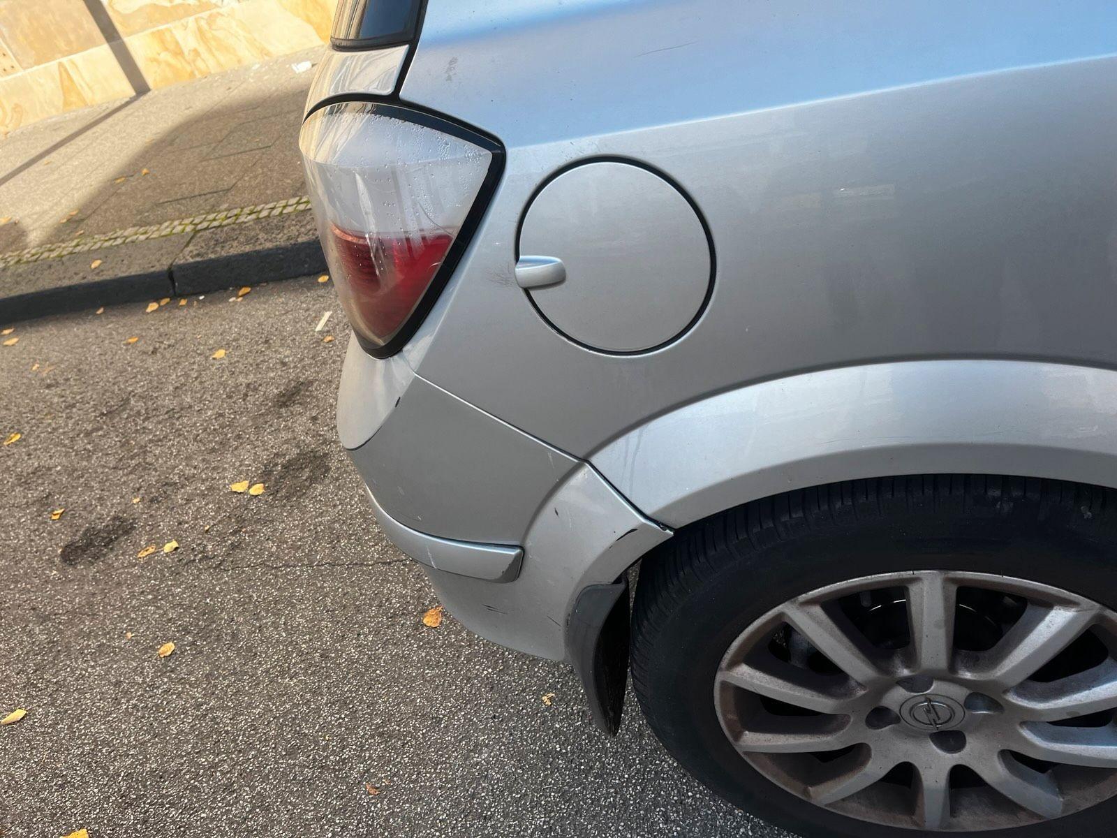 Opel Astra 2004 — rear view