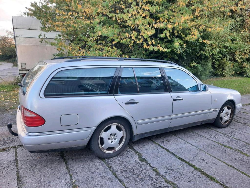 Mercedes-Benz E 240