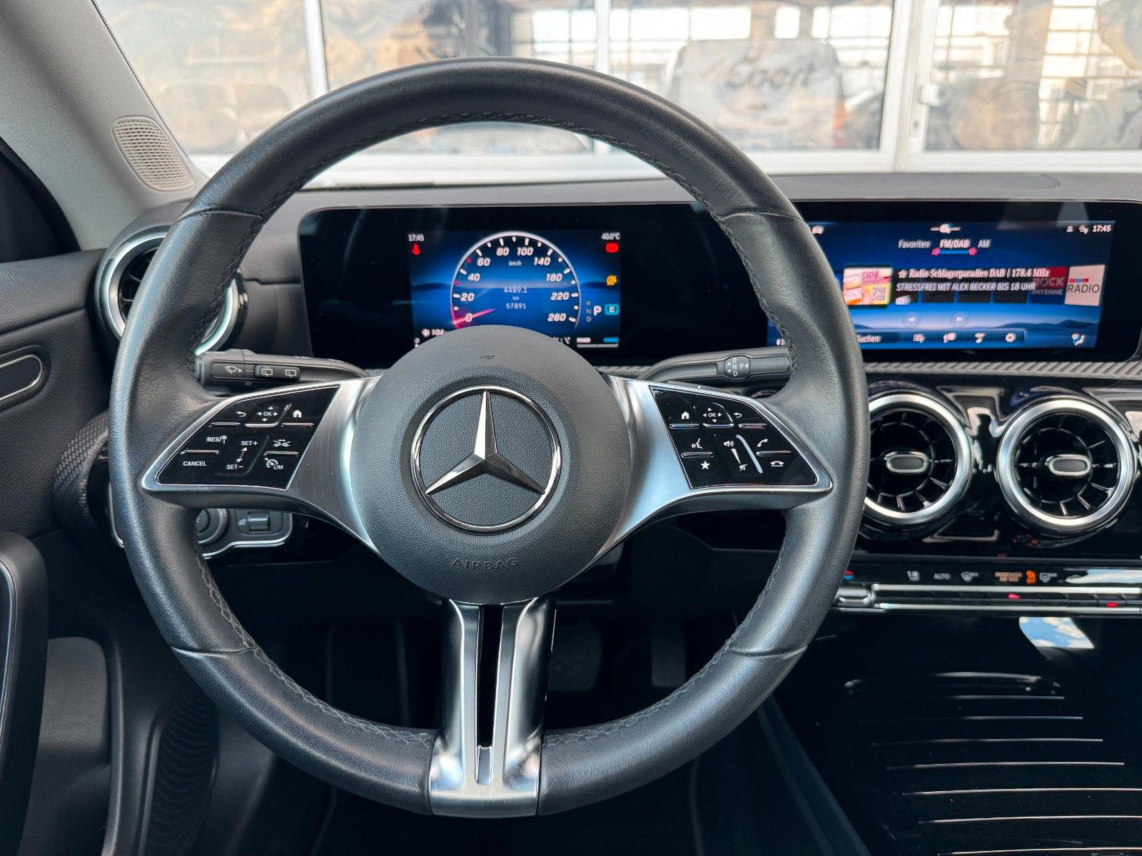 Fahrzeugabbildung Mercedes-Benz CLA 180 SB Kamera+LED+CarPlay+Spur+DAB