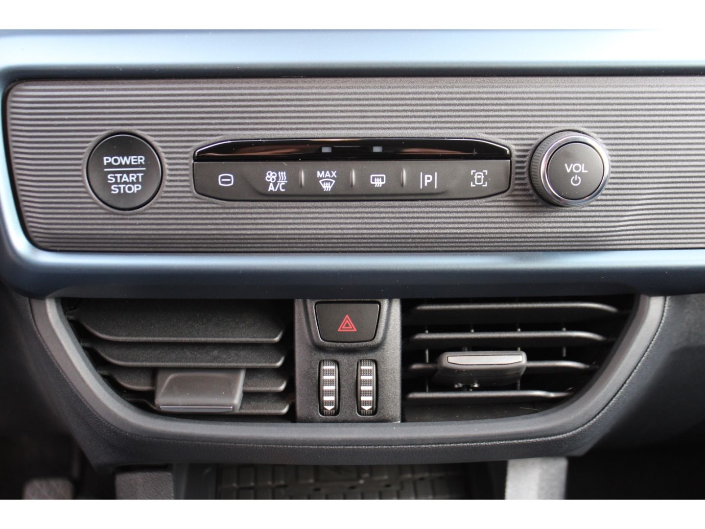 Fahrzeugabbildung Ford Tourneo Courier Active1,0 EcoBoost ACC Navi TWA