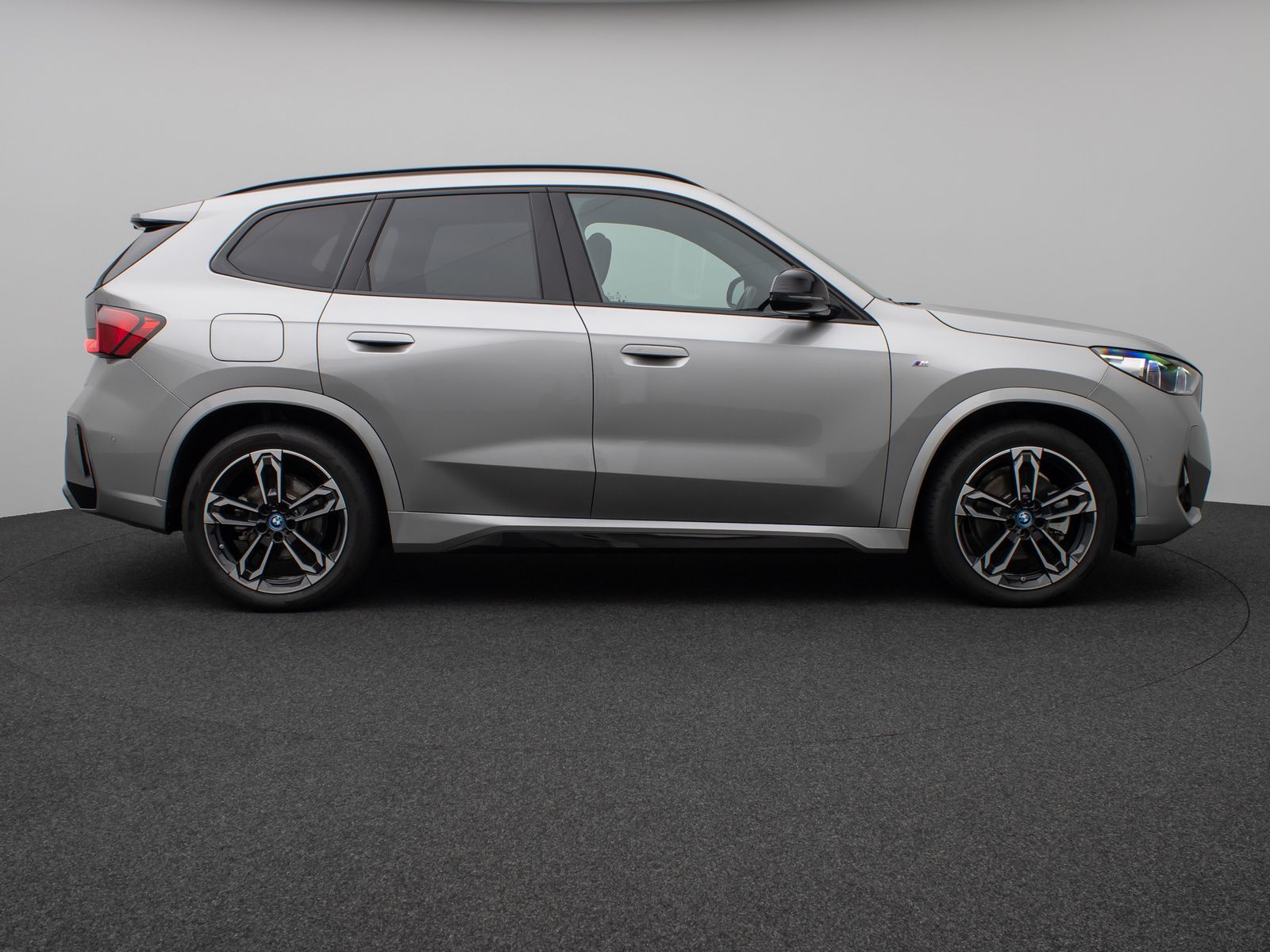 Fahrzeugabbildung BMW iX1 xD30 M Sport DAB Panorama Kamera Komfort 19"