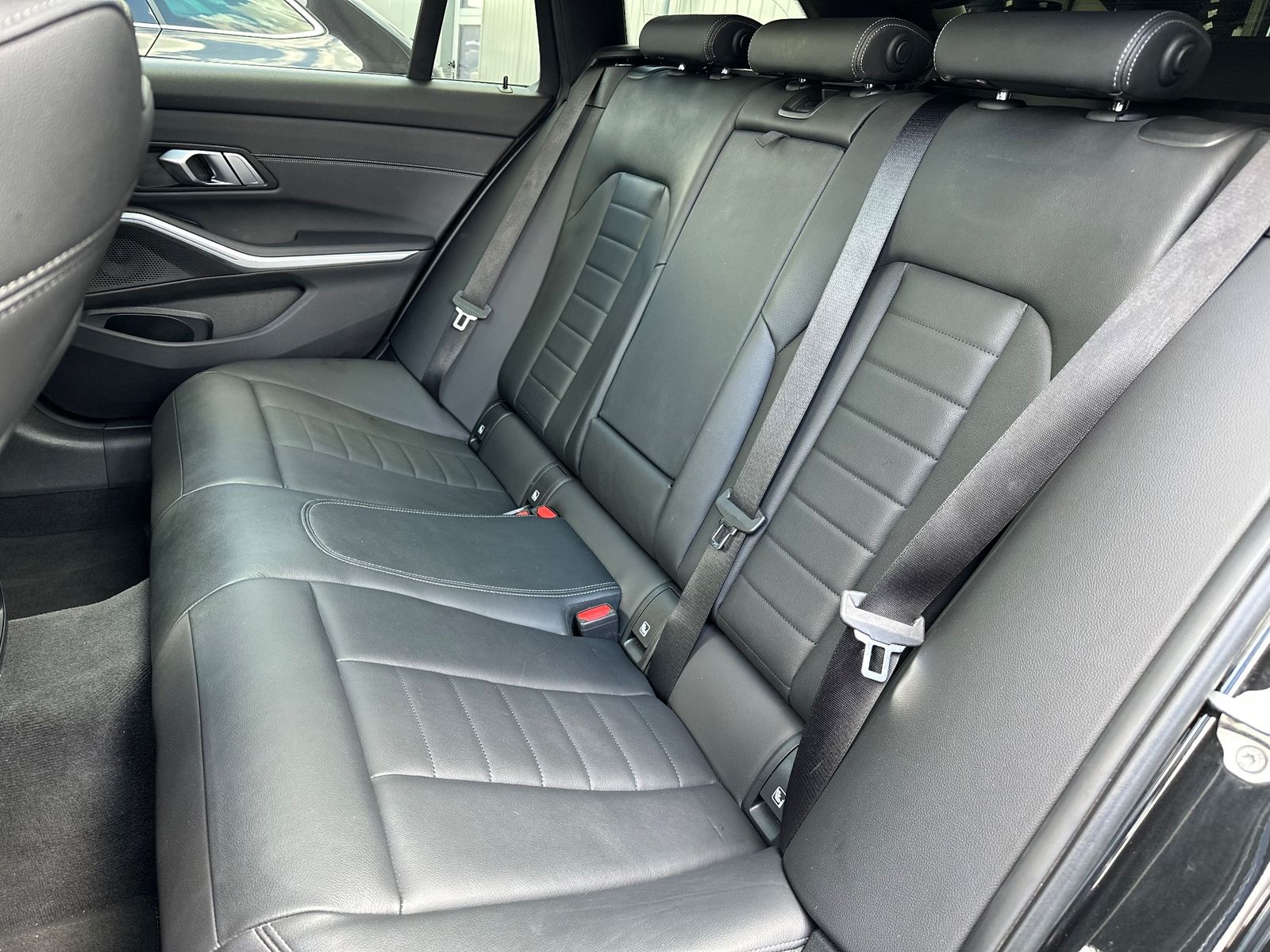 Fahrzeugabbildung BMW 330 e Touring M-Sport NAV+LED+PANO+AHK+HEAD-UP