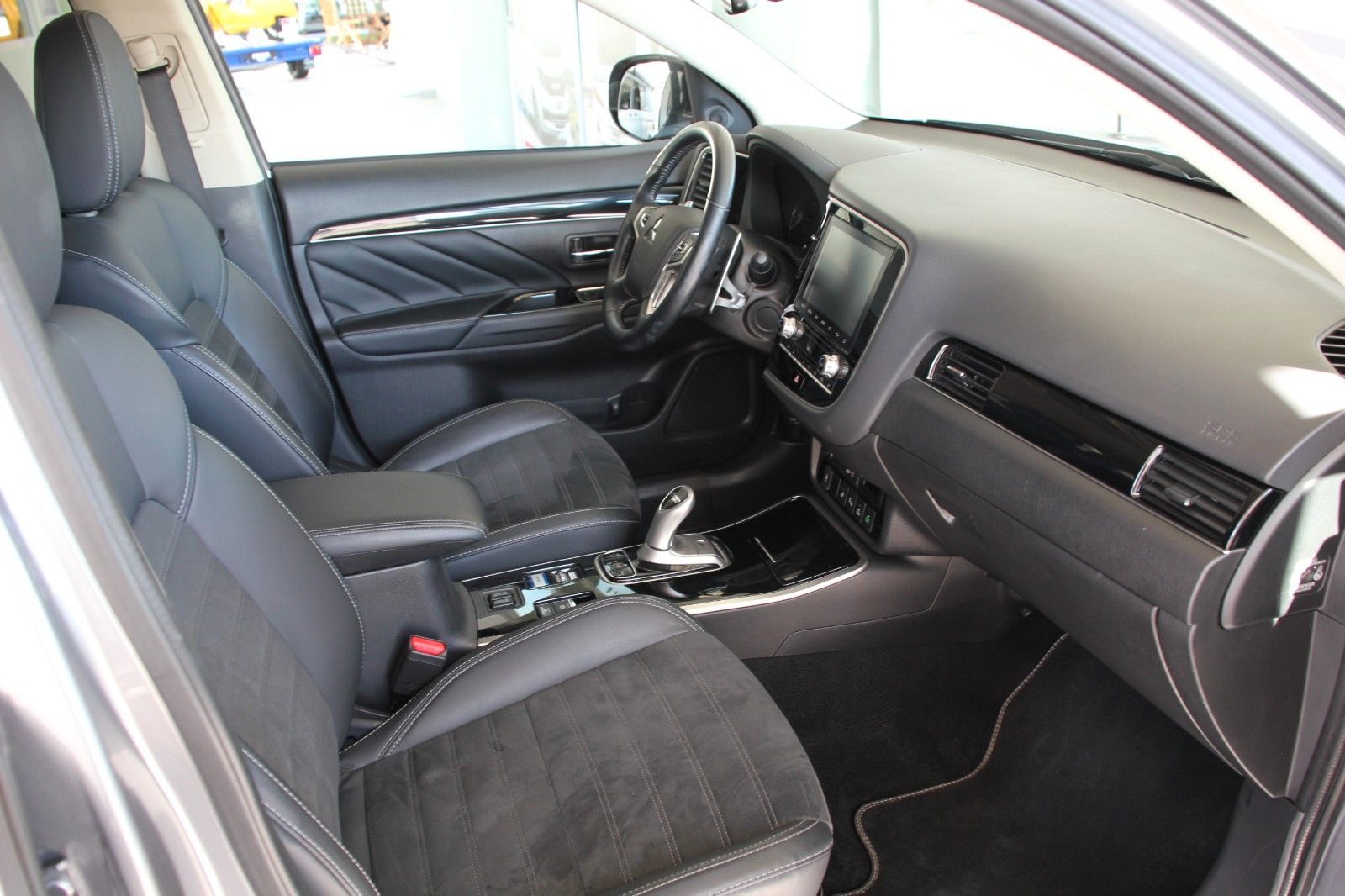 Fahrzeugabbildung Mitsubishi Outlander PHEV Plus mit FA-Paket
