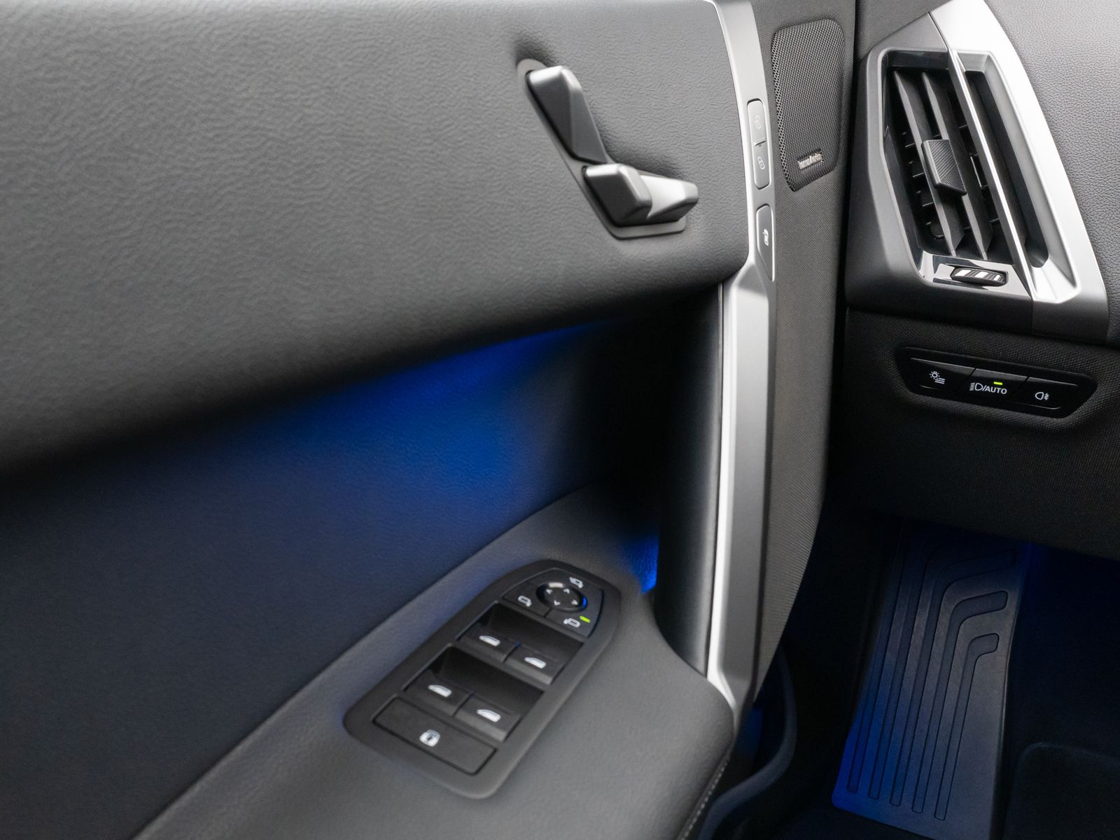 Fahrzeugabbildung BMW iX xD40 Sportpaket360°DAB H/K ACC AHK Komfort