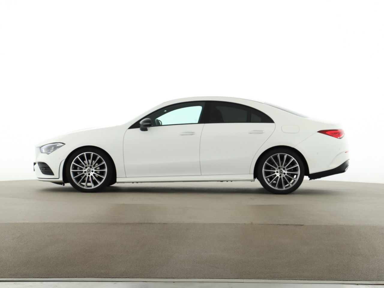 Mercedes-Benz CLA 200 AMG Night Burmester MBUX Distronic HUD foto 4
