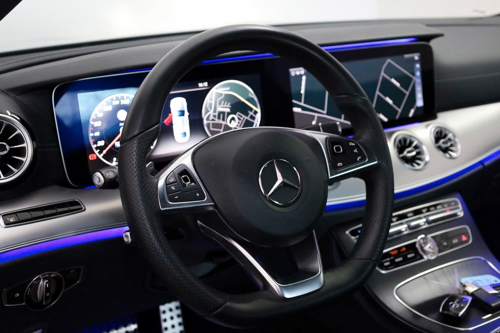 Fahrzeugabbildung Mercedes-Benz E 220 d  Coupé AMG,Leder,Navi,HUD,Panoram,Kamera