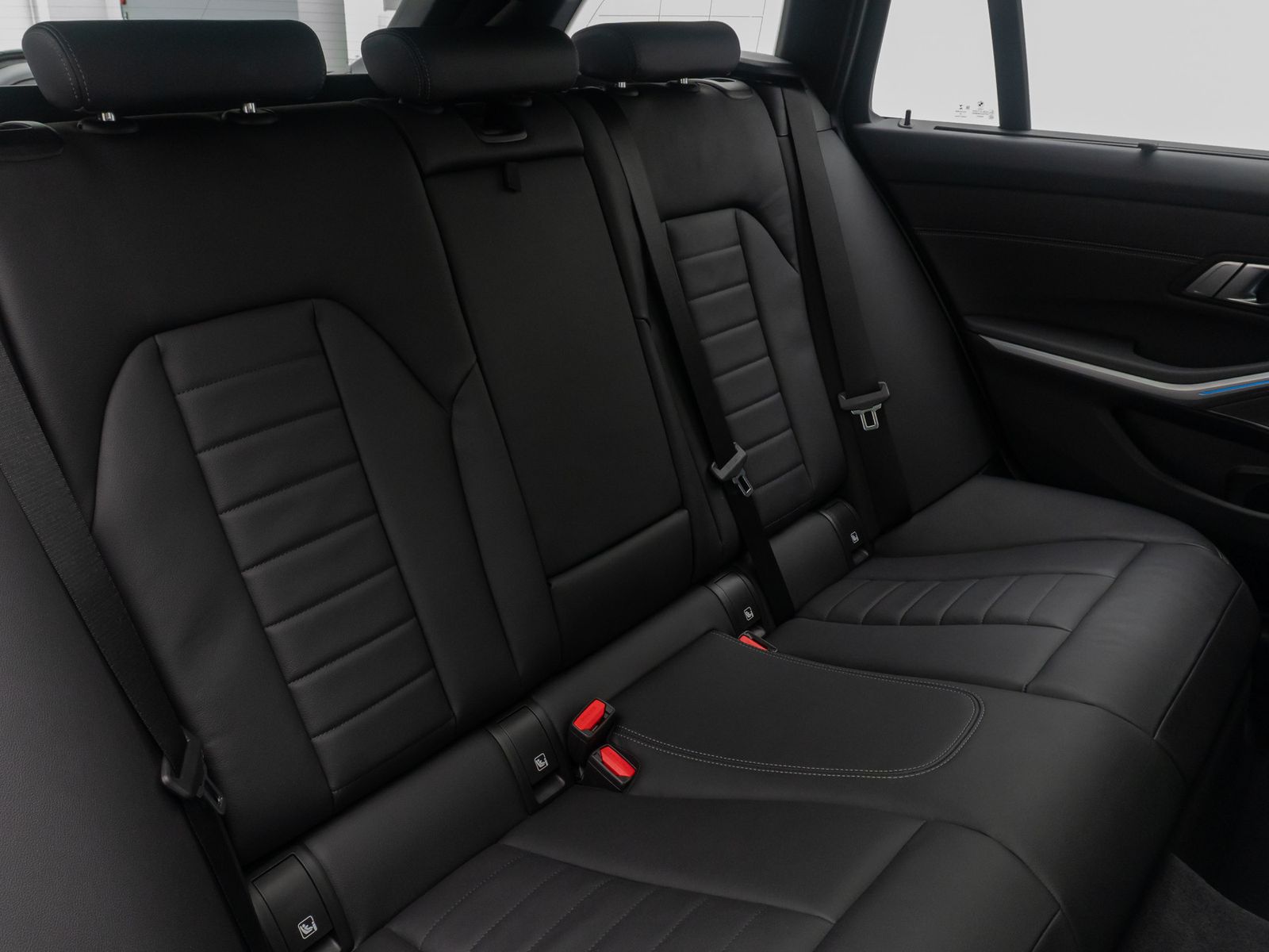 Fahrzeugabbildung BMW 330e xD Panorama HUD H/K AHK Alarm Sport Leder