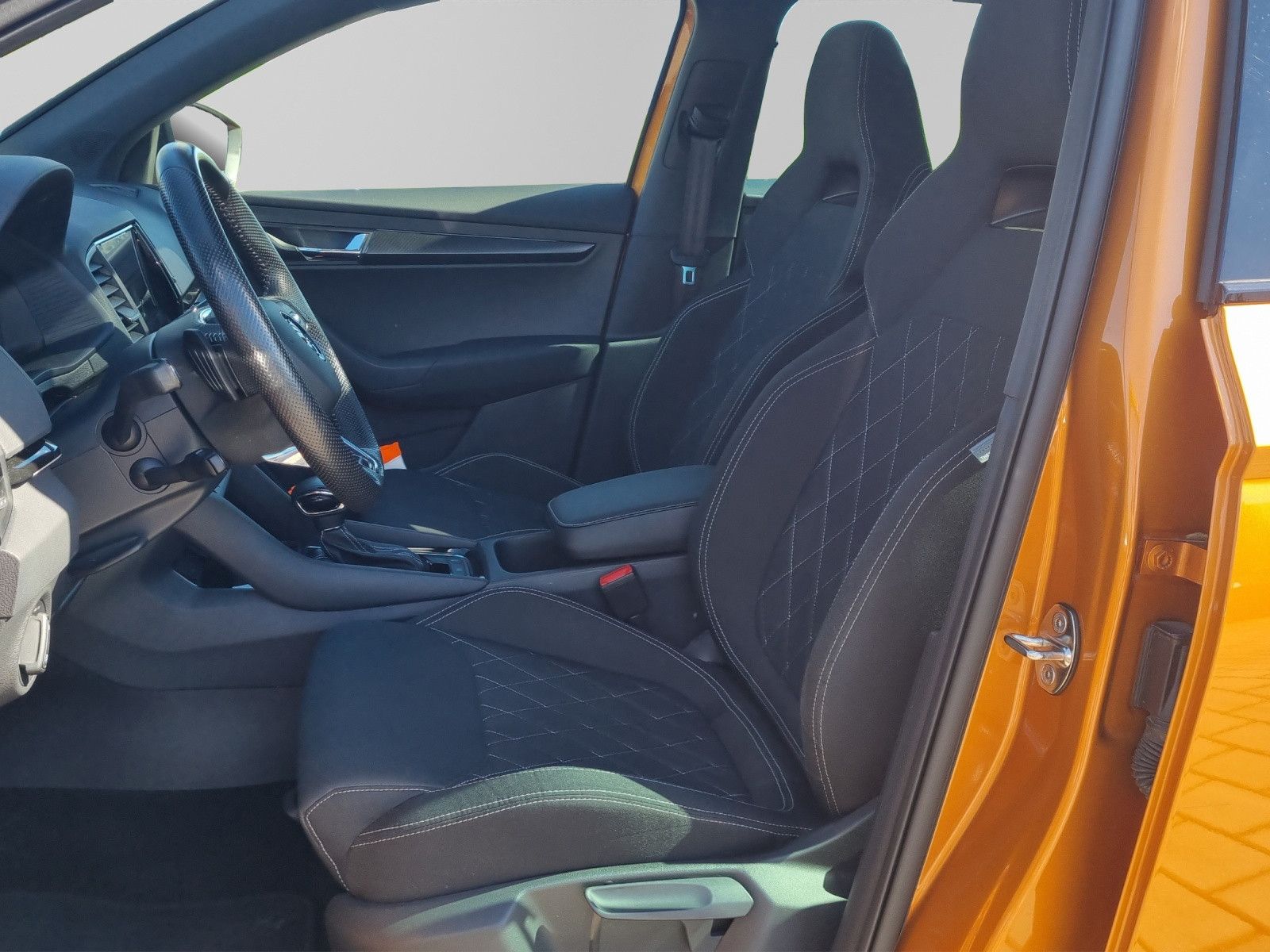 Fahrzeugabbildung SKODA Karoq Sportline 4x4 2,0 TSI DSG Navi ACC 360°