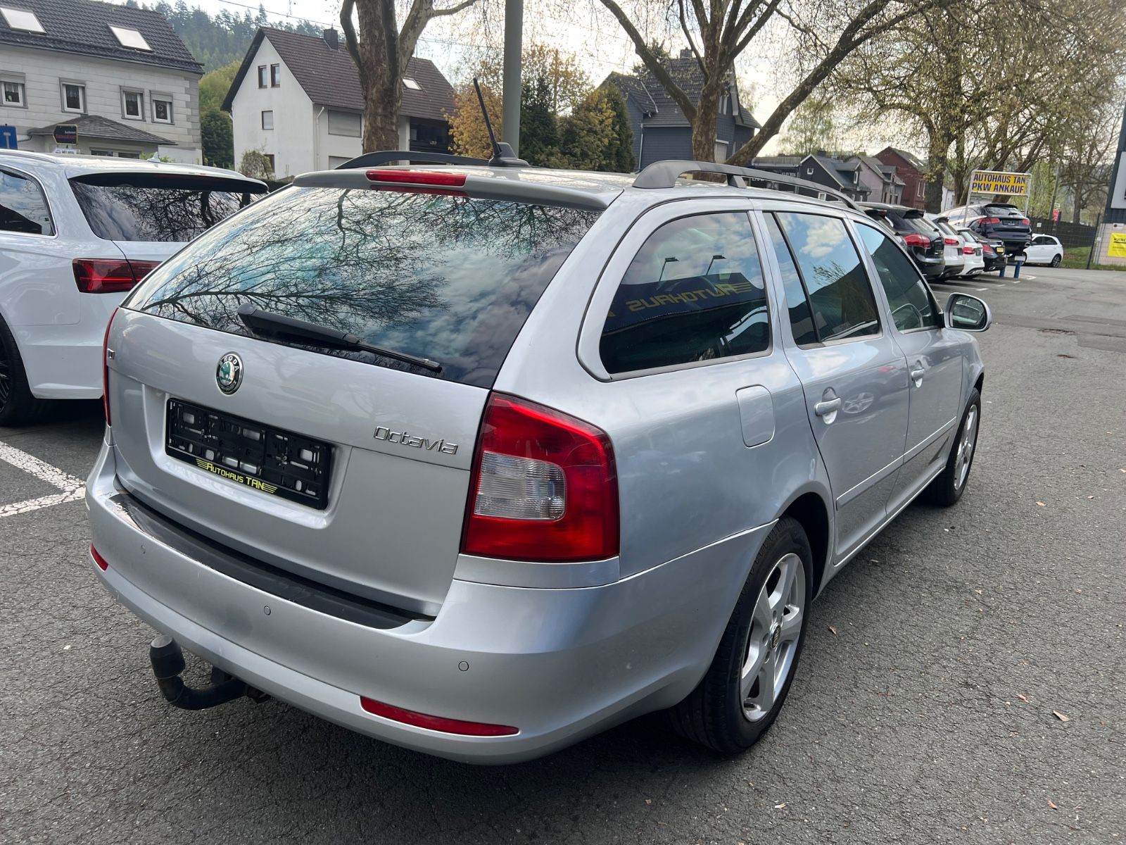 Fahrzeugabbildung SKODA Octavia 1.6 TDI Combi Family * NAVI *AHK*