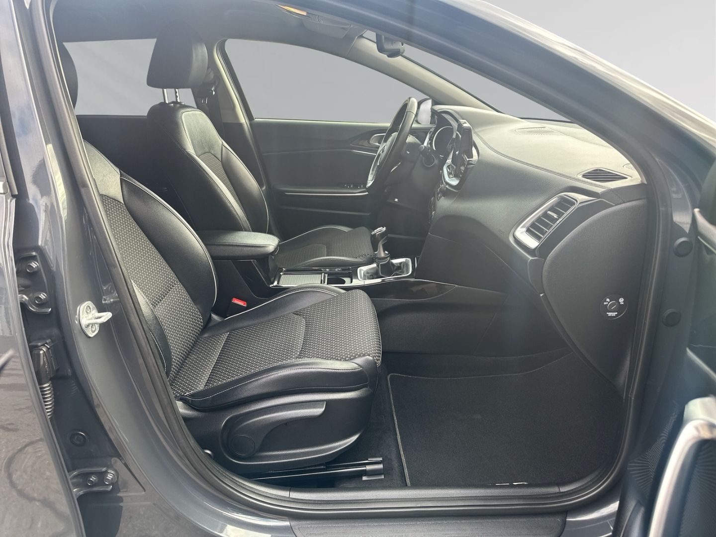 Fahrzeugabbildung Kia Ceed_sw Spirit 1.4 T-GDI TECH +Navi+Leder+Memory